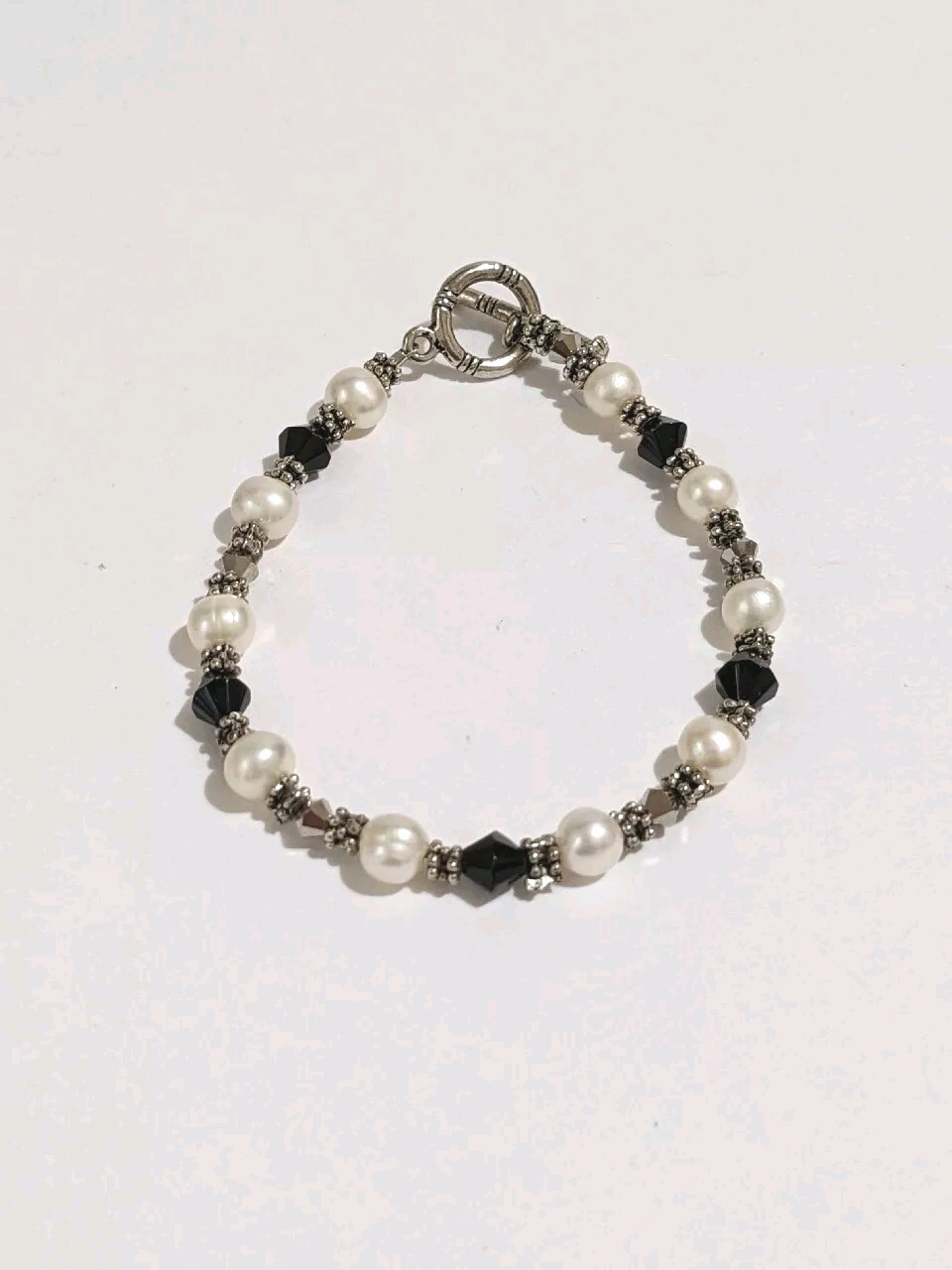Silver Tone Imitation Pearl, Black Acrylic Beads Toggle Bracelet. 6 3/4″