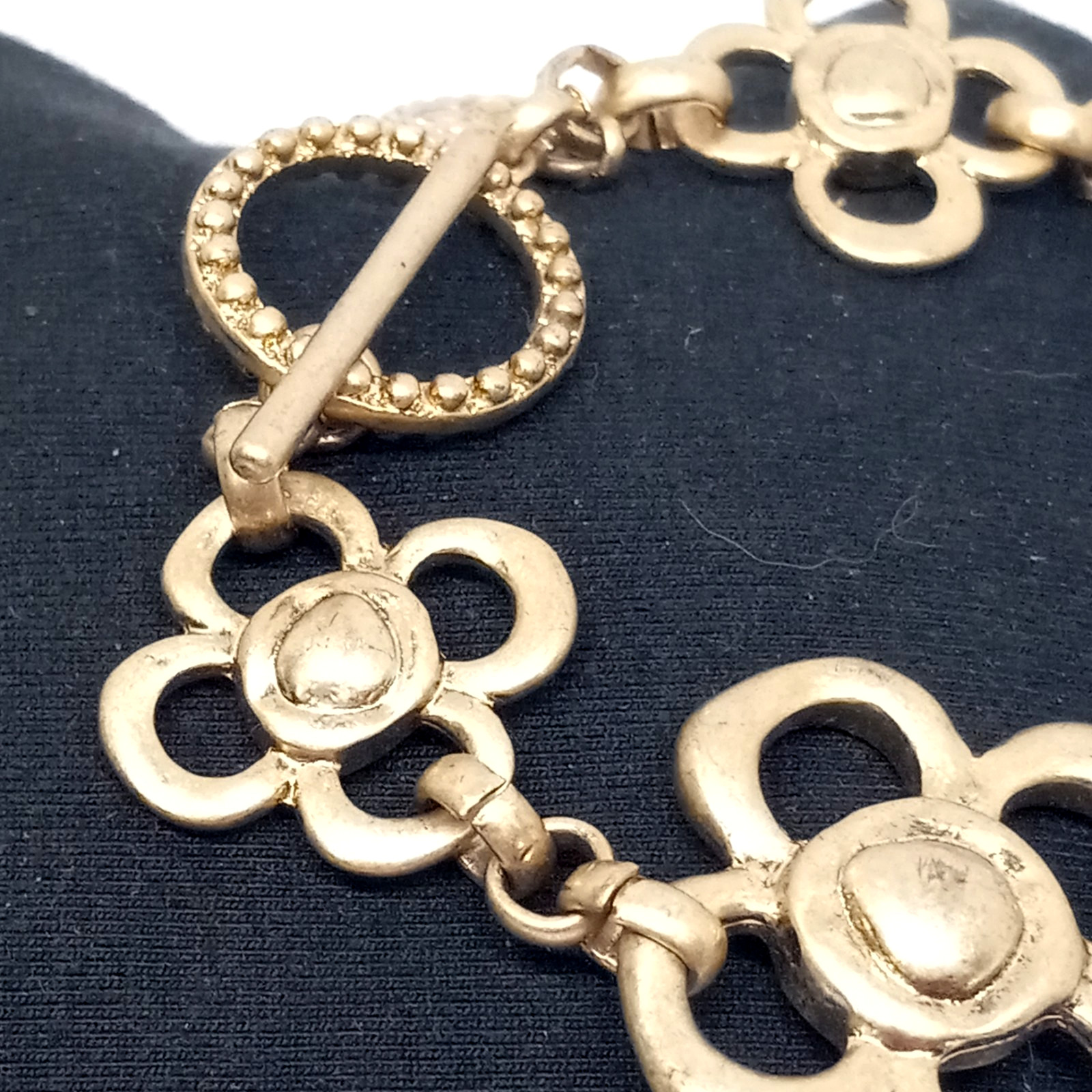 JS Gold Tone Large Clover Link Bracelet Size 6 Inch