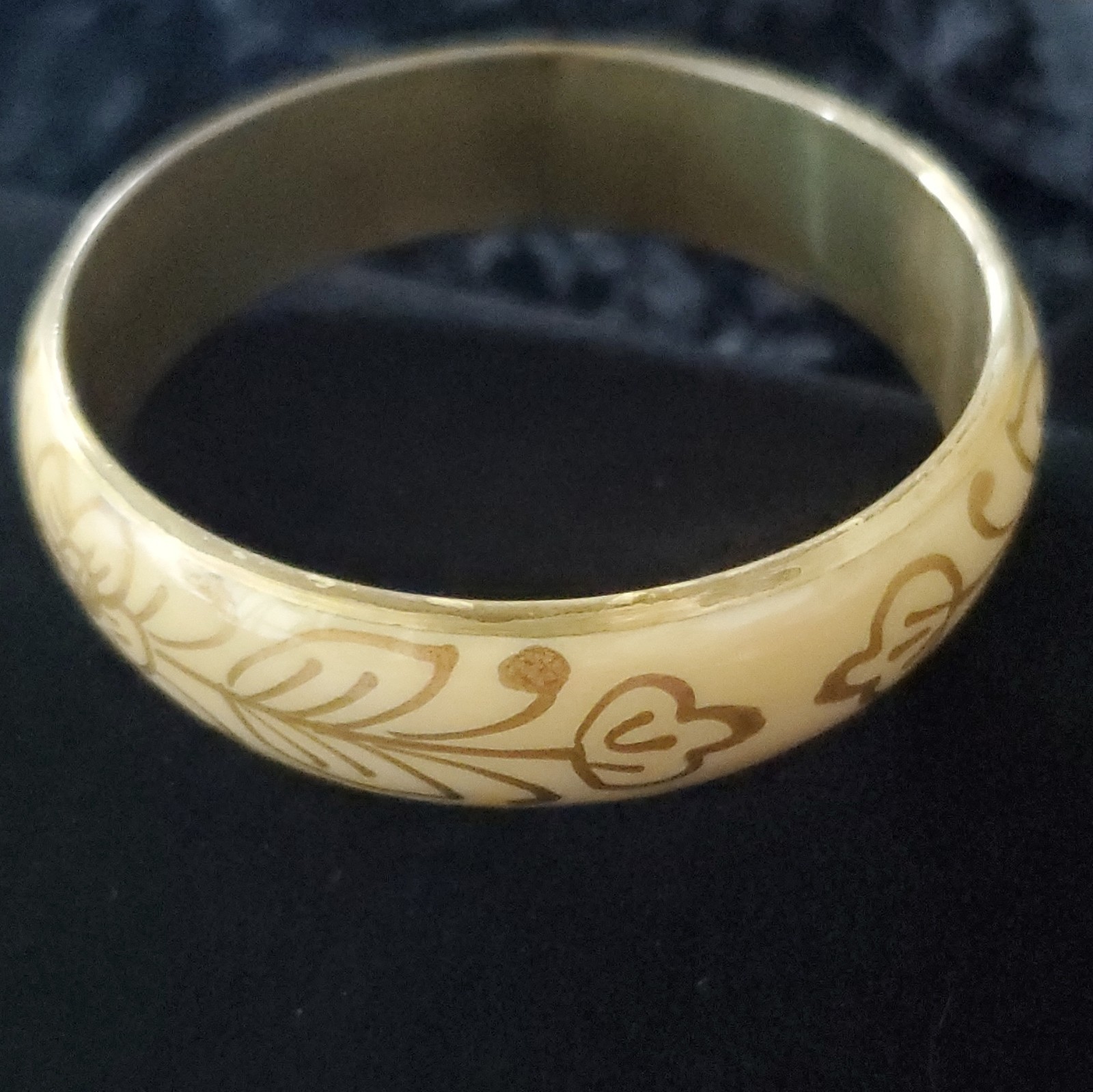 Ivory Gold Tone Floral Scroll Bangle Bracelet Round No Stone Flowers Theme