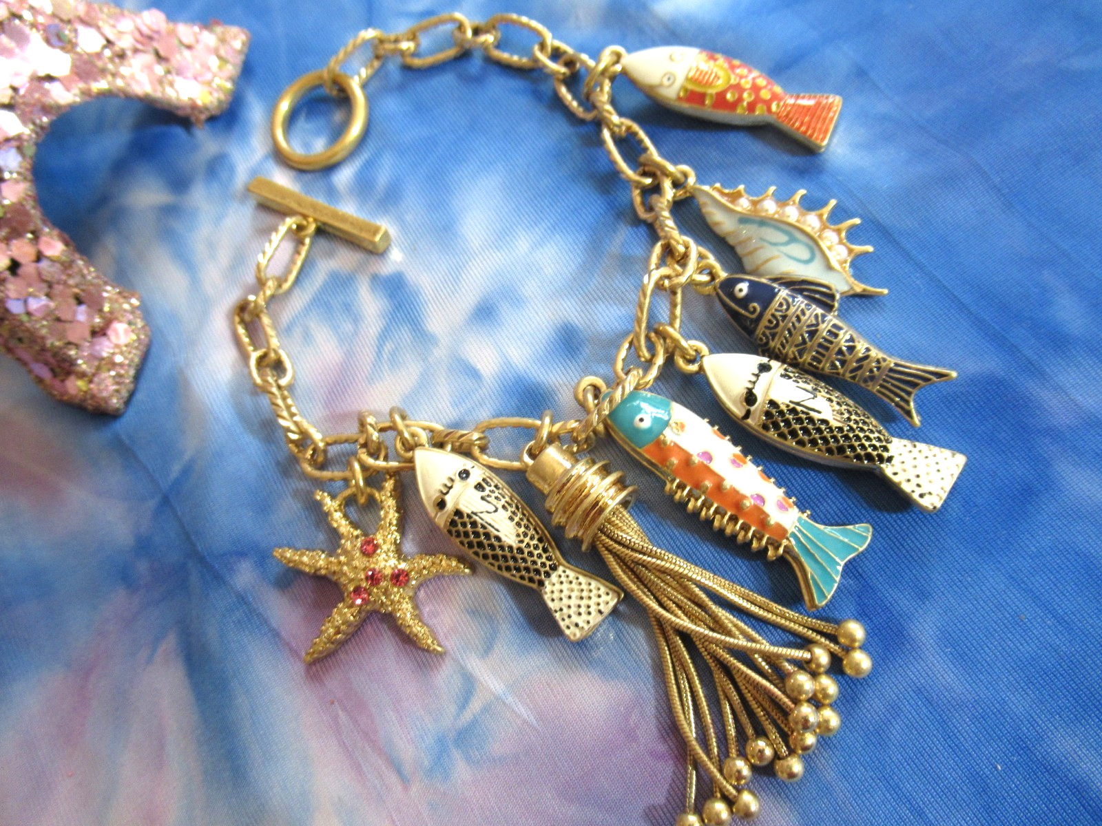 Stunning FISH TROUT Jewel Matte Gold Tone Pink Crystal Dangle Charm Bracelet NEW