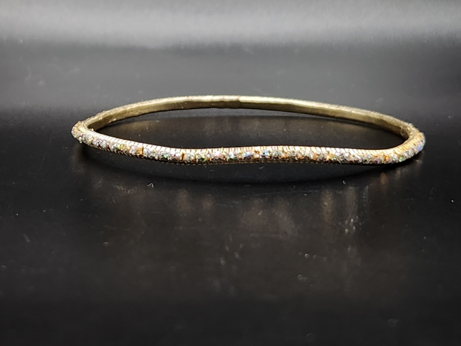#0374 – Gold Tone Glitter Sparkle Bangle Bracelet Size 7.5 Lightweight 2.7g