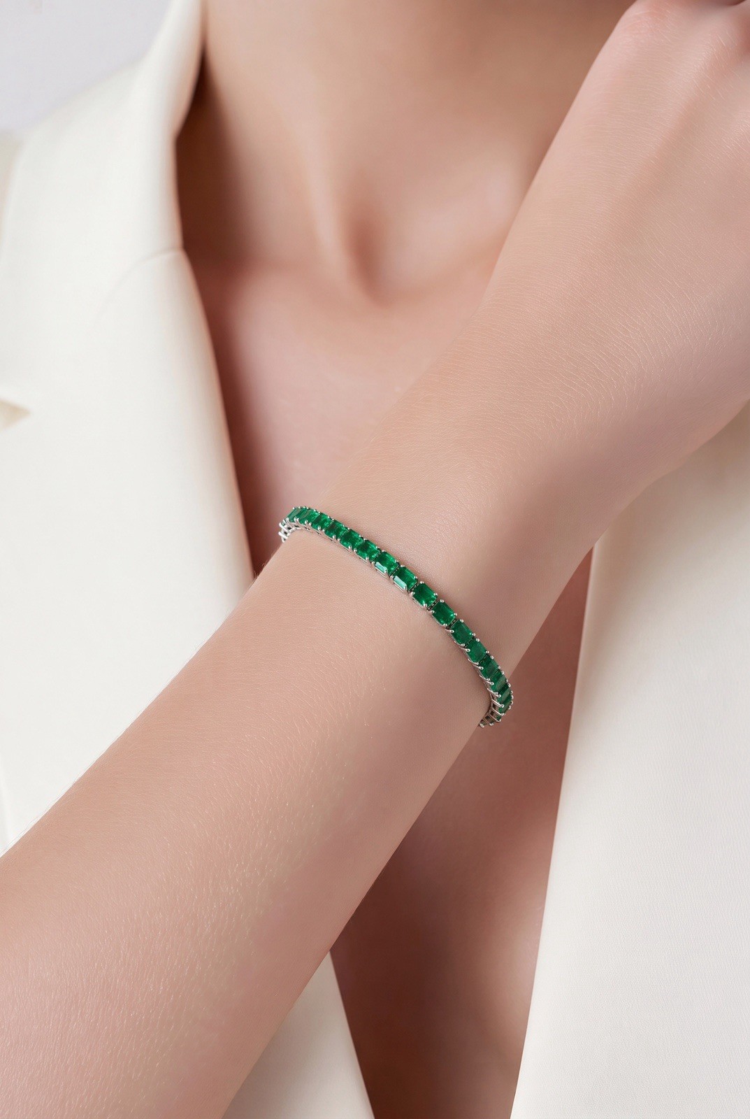 Green Crystal Tennis Bracelet Silver Tone Round Rhinestone Bracelet 7.5”