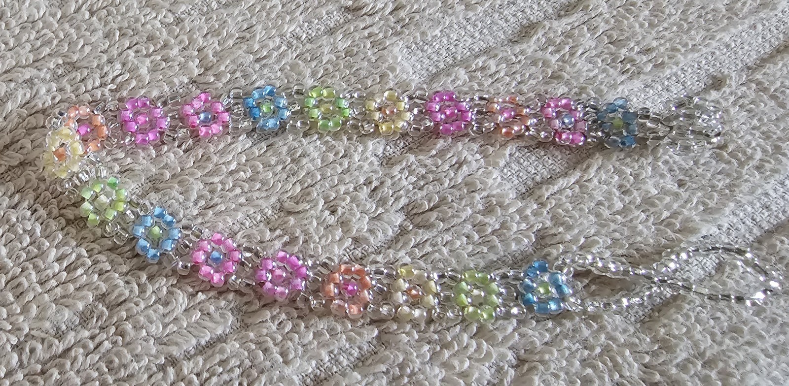 Multicolor Glass Beaded Flower Bracelet, Round Beads, Chain Clasp