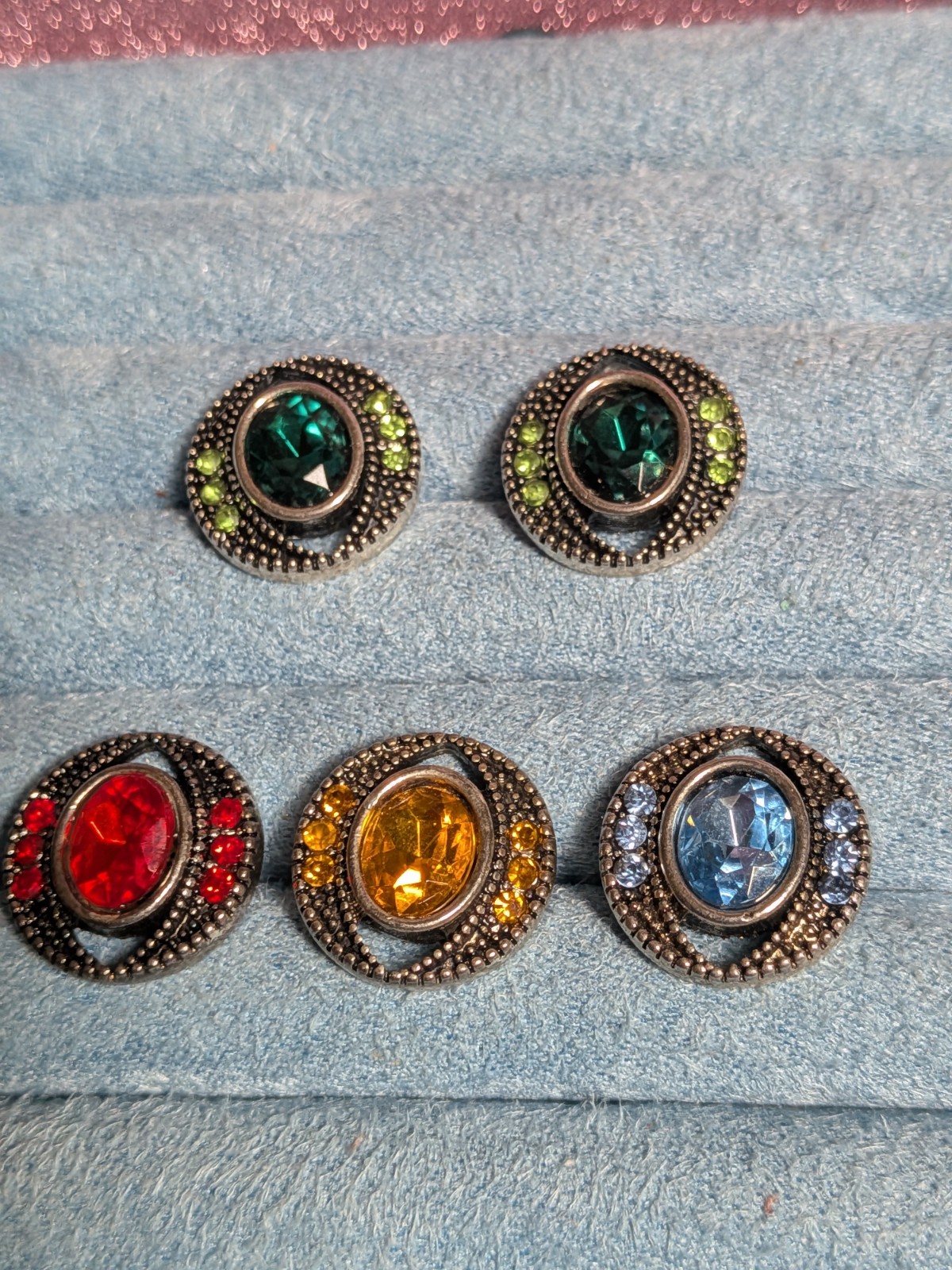 5 piece lot. Green red yellow blue stones. Snap jewelry charms.