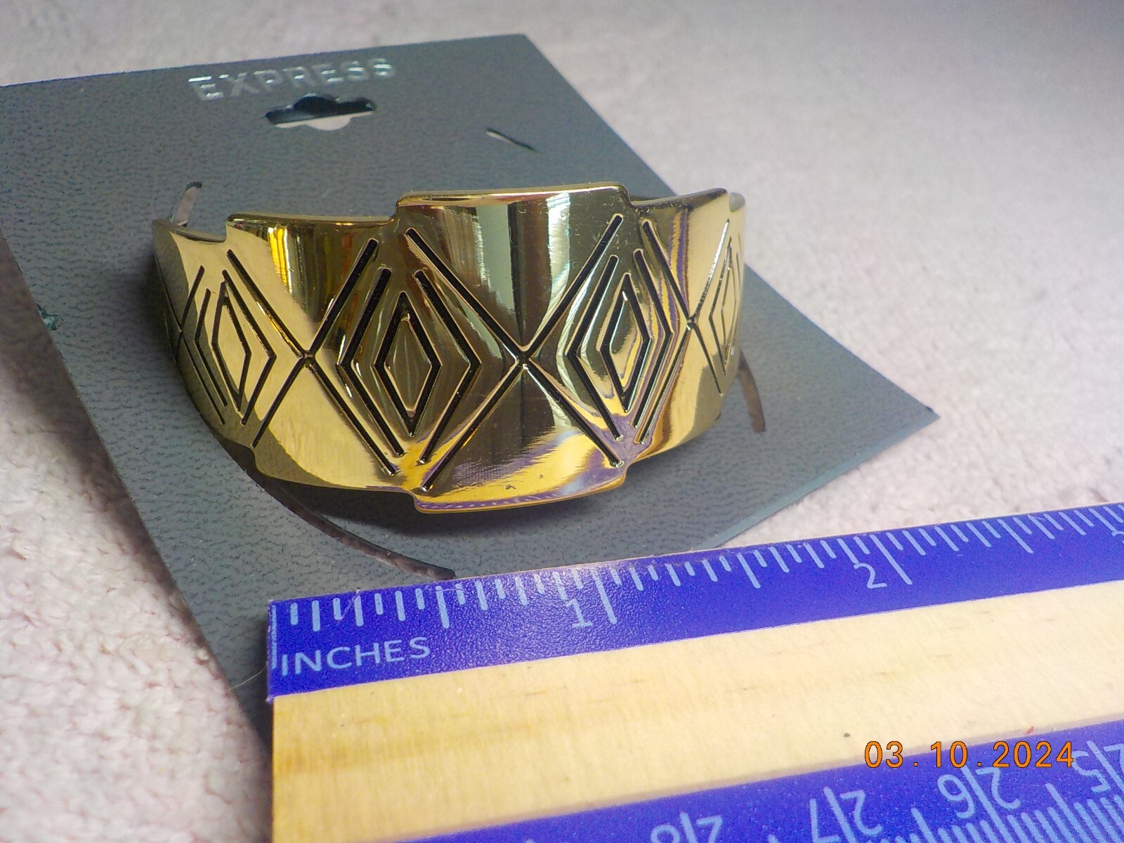 EXPRESS BRAND GOLDTONE METAL OPEN CUFF WITH CHEVRON/DIAMOND DESIGN NEW ON CARD