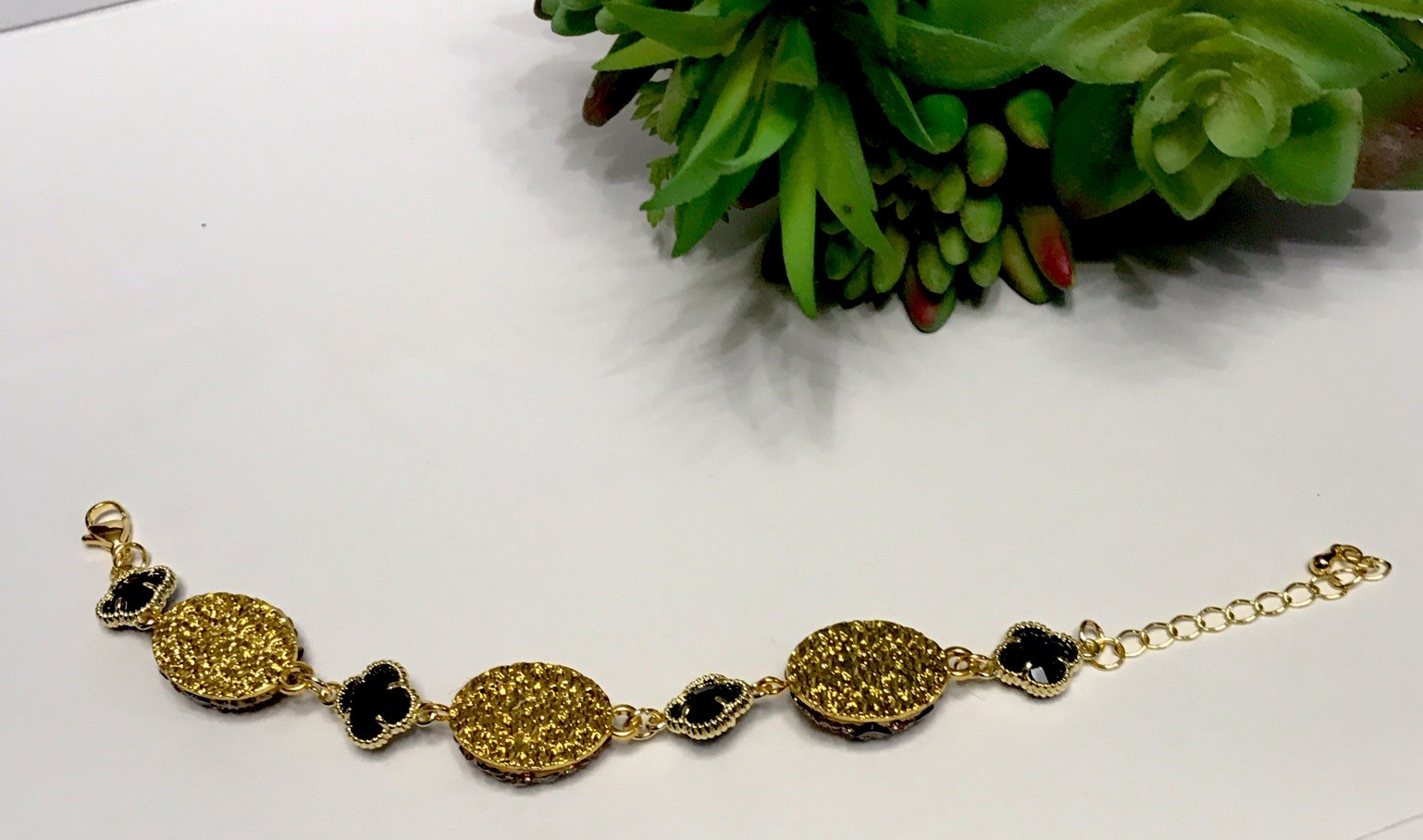Natural Stone Black Ónix Clover Bracelet Gold Tone Turkish Style. New
