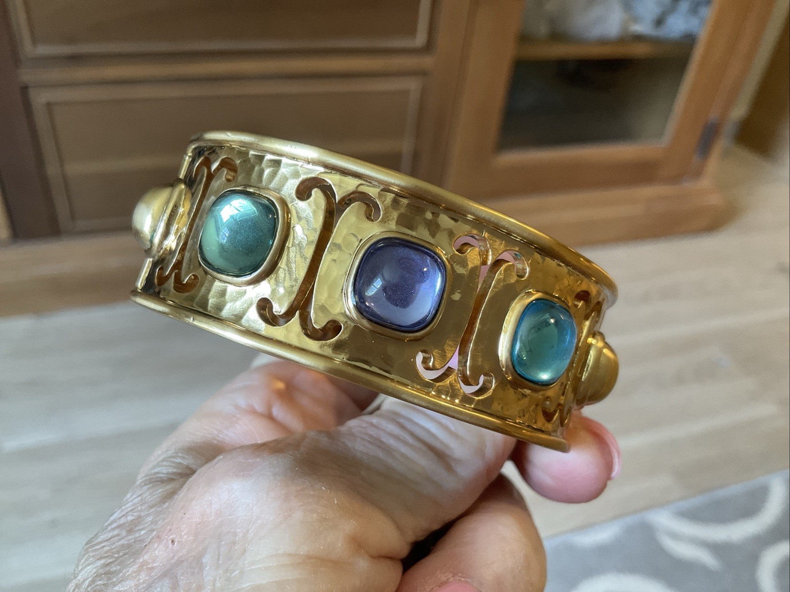 OH SO VIBRANT BRIGHTON NWT VERSAILLES AMALIA BRUSHED GOLD CABOCHON HINGED BANGLE