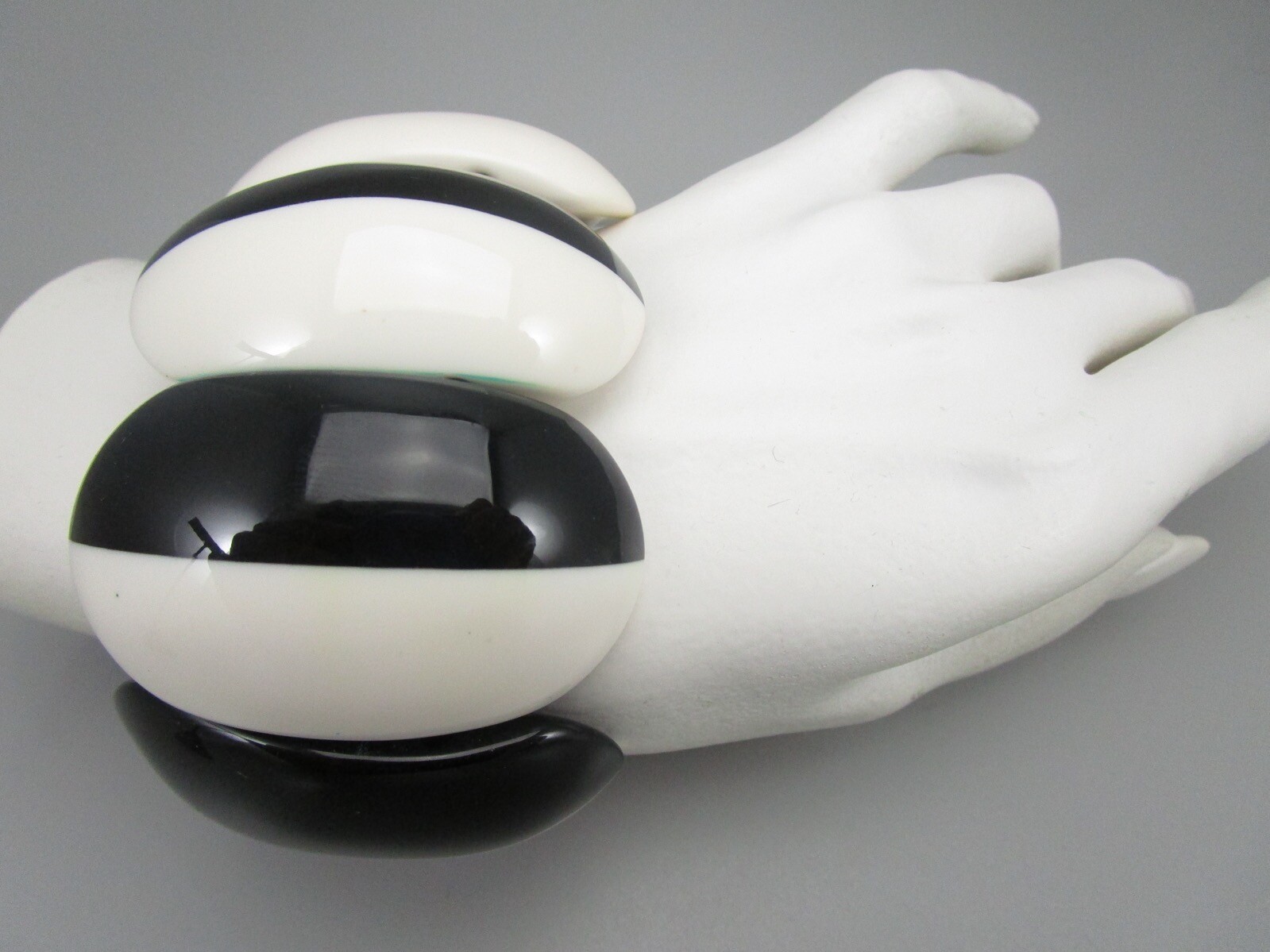  BOLD MARION GODART BLACK & WHITE STRIPED PANEL RESIN STRETCH BRACELET – FRANCE