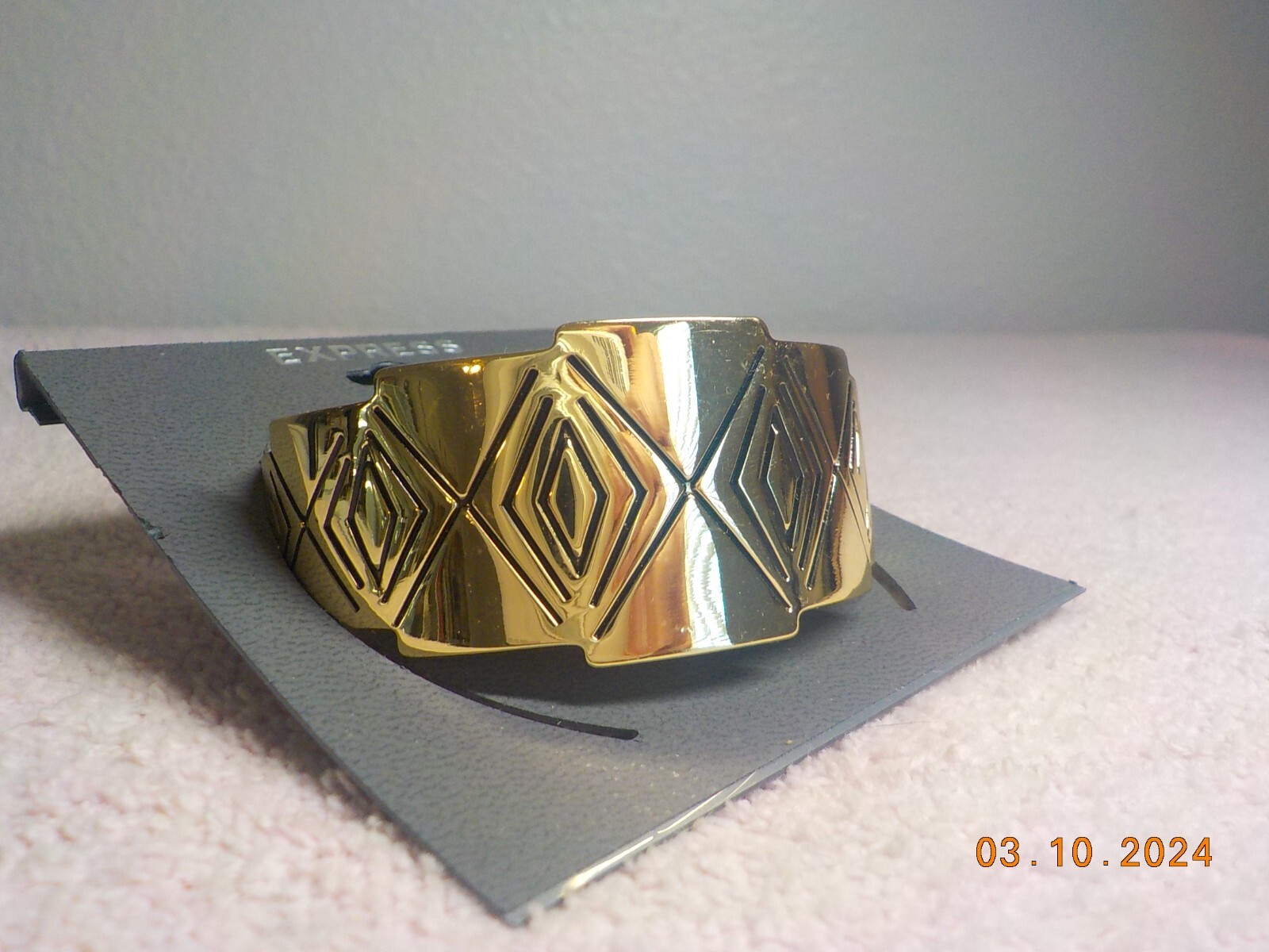 EXPRESS BRAND GOLDTONE METAL OPEN CUFF WITH CHEVRON/DIAMOND DESIGN NEW ON CARD