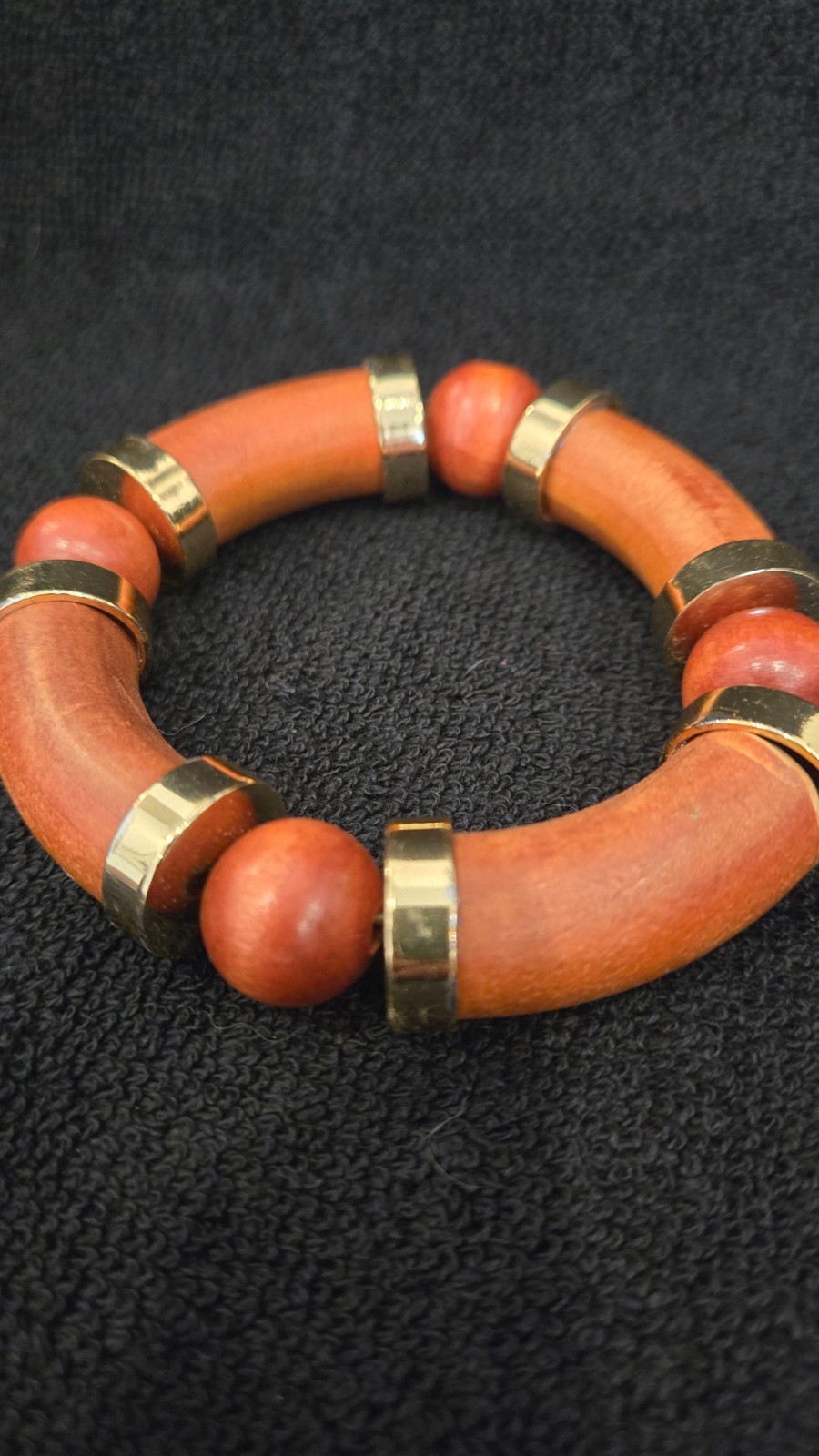 Stretchable bamboo style with gold accent, good condition