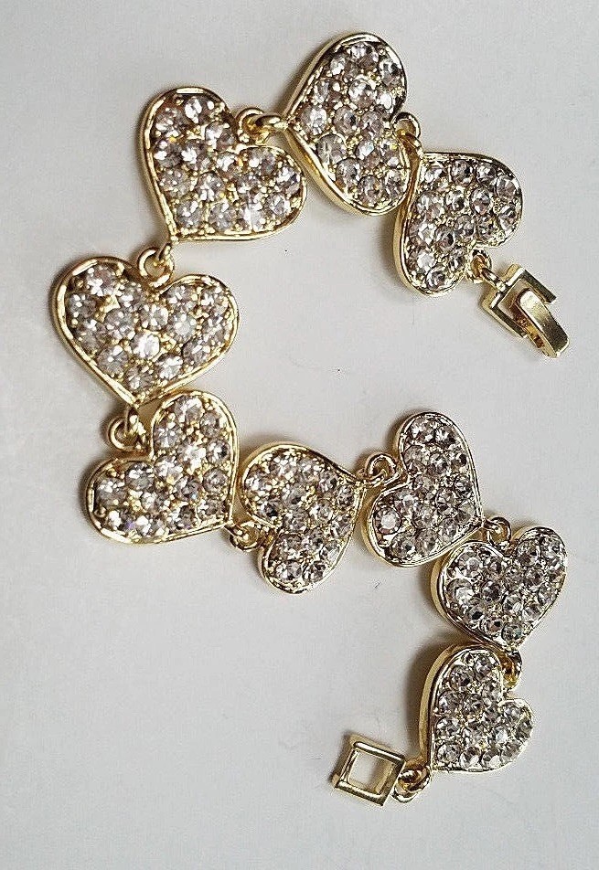 BEAUTIFUL HEARTS SPARKLING WHITE CLUSTER STONES WOMENS GOLD CHARM BRACELET New