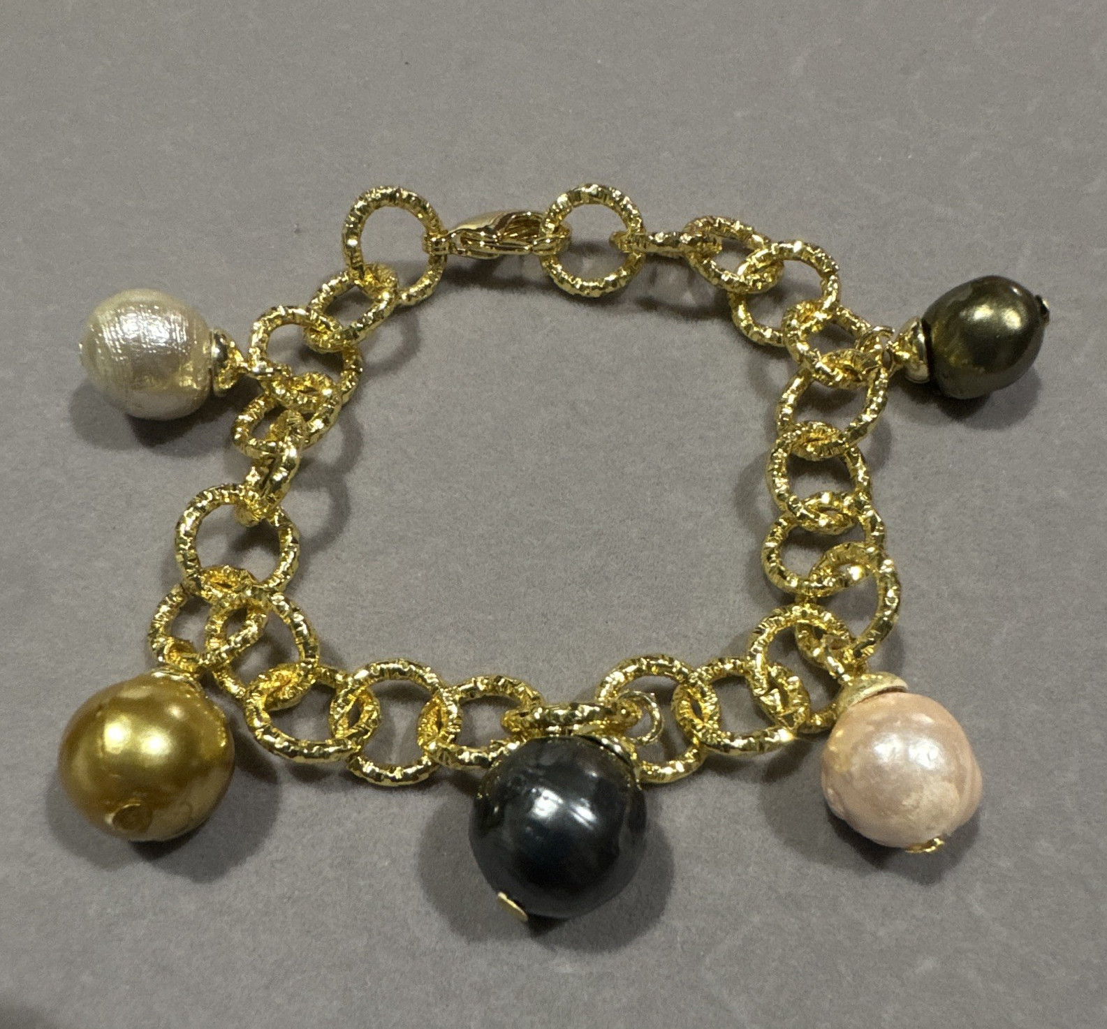 Genuine multicolored Freshwater Pearls in Micron-Setting. 10.2 – 12.7 mm