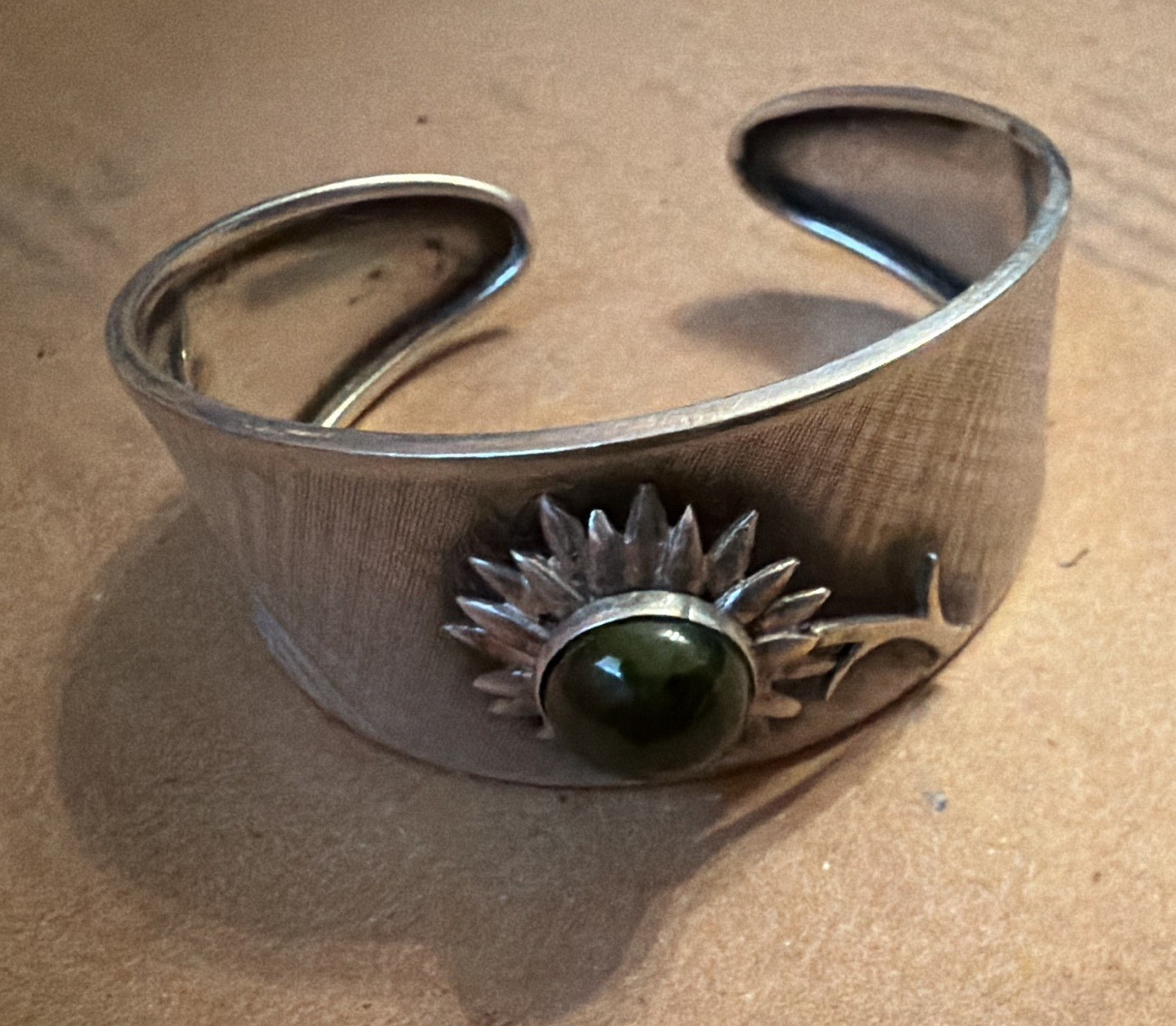 Silver Tone Openable Cuff Bracelet Green Cabochon Bezel Sunflower 1 Stone