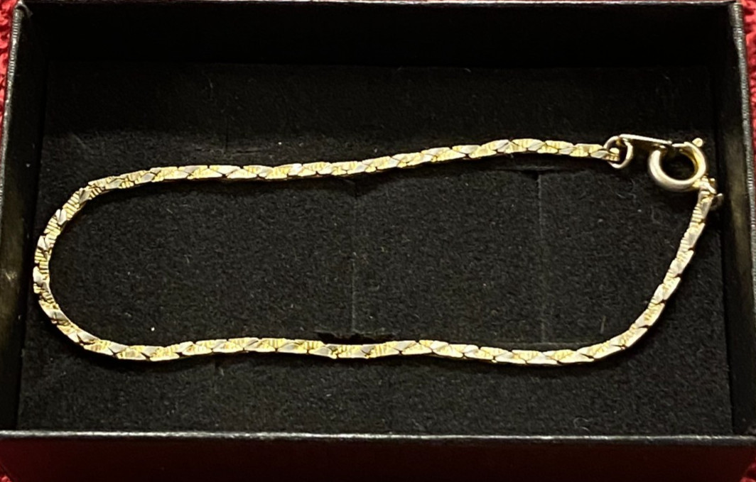 Vintage – Bracelet – Thin 1 mm- Gold Tone -6.5 Inch B37