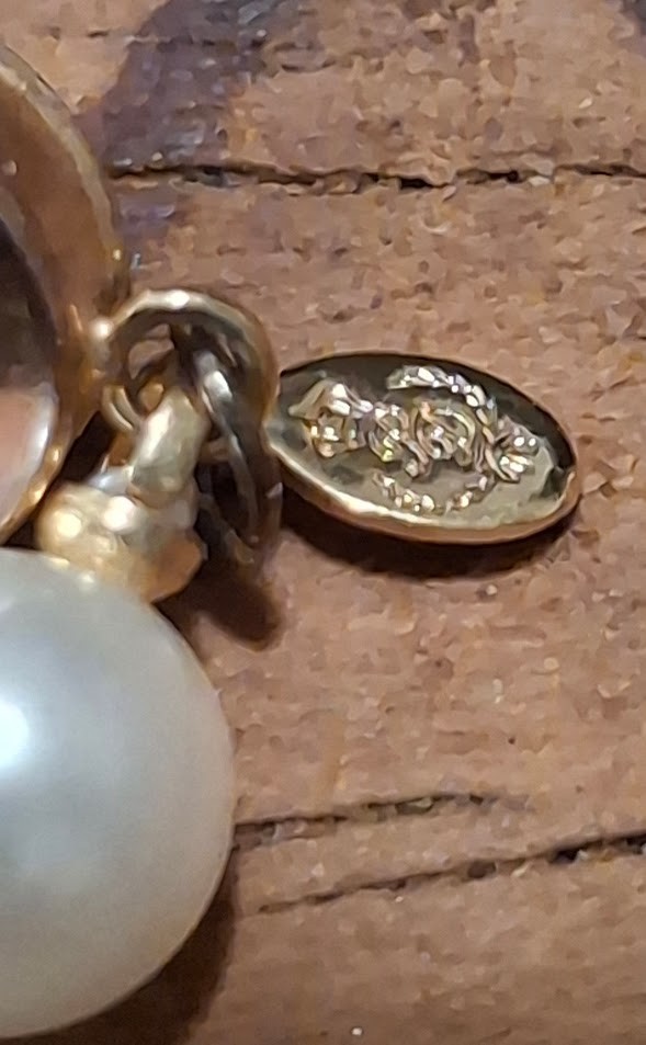 Premier Designs faux pearl bracelet 7.5″ gold tone pearl topped push lock