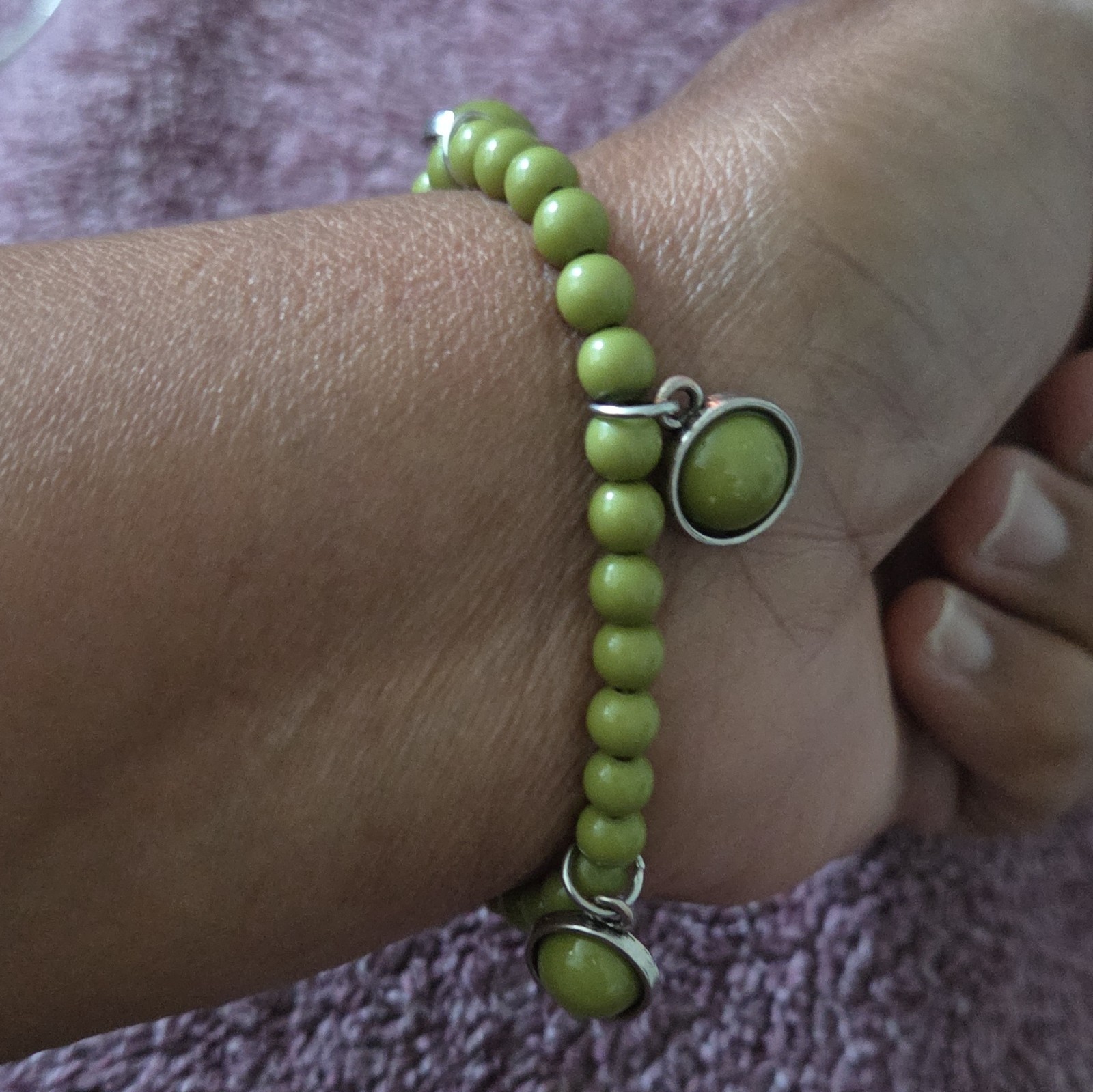 Green Round Beaded Slip-On Bracelet No Clasp Bead Chain w/ Dangle Charms