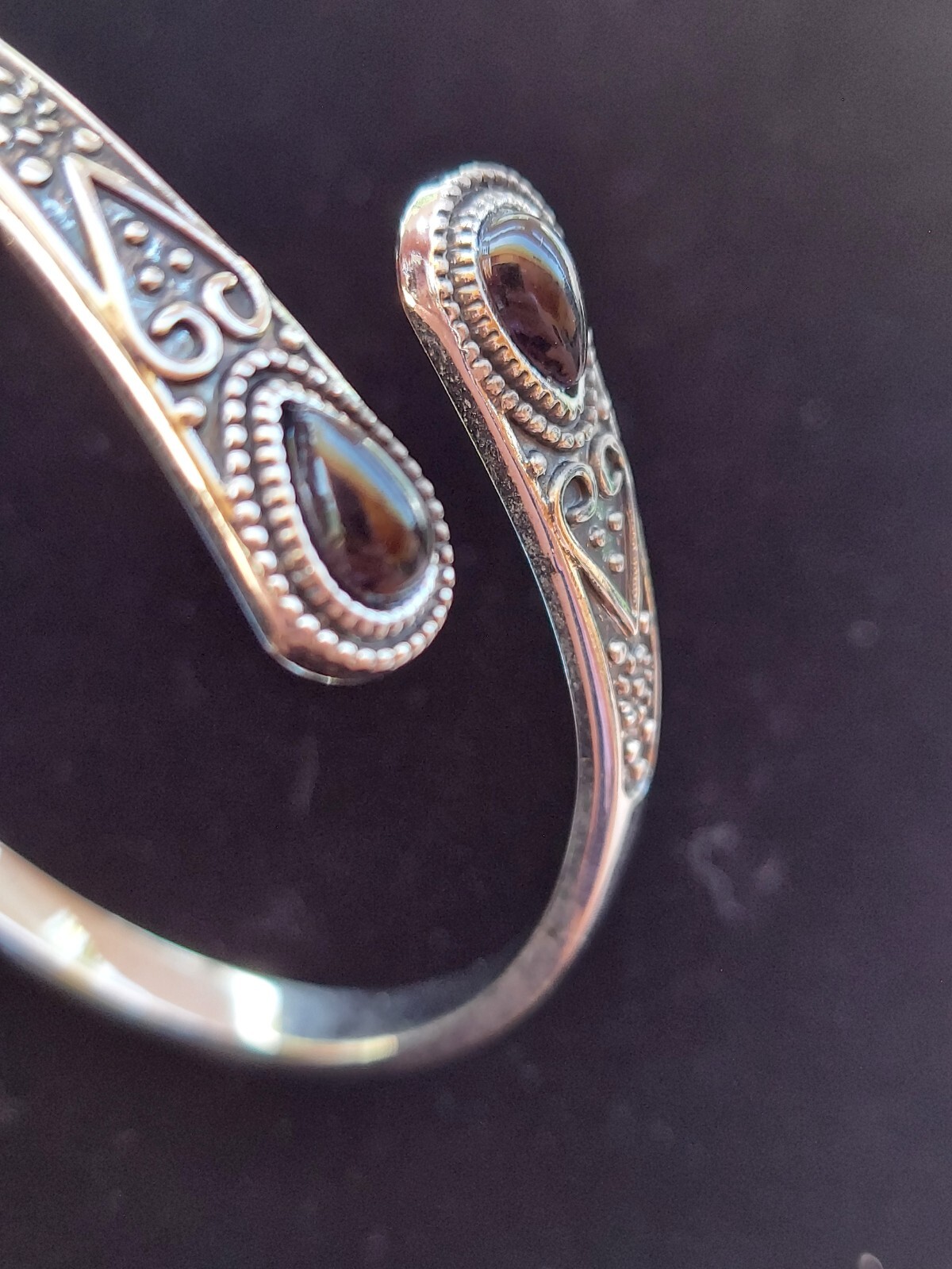 Flexable zinc alloy bangles with colored stones