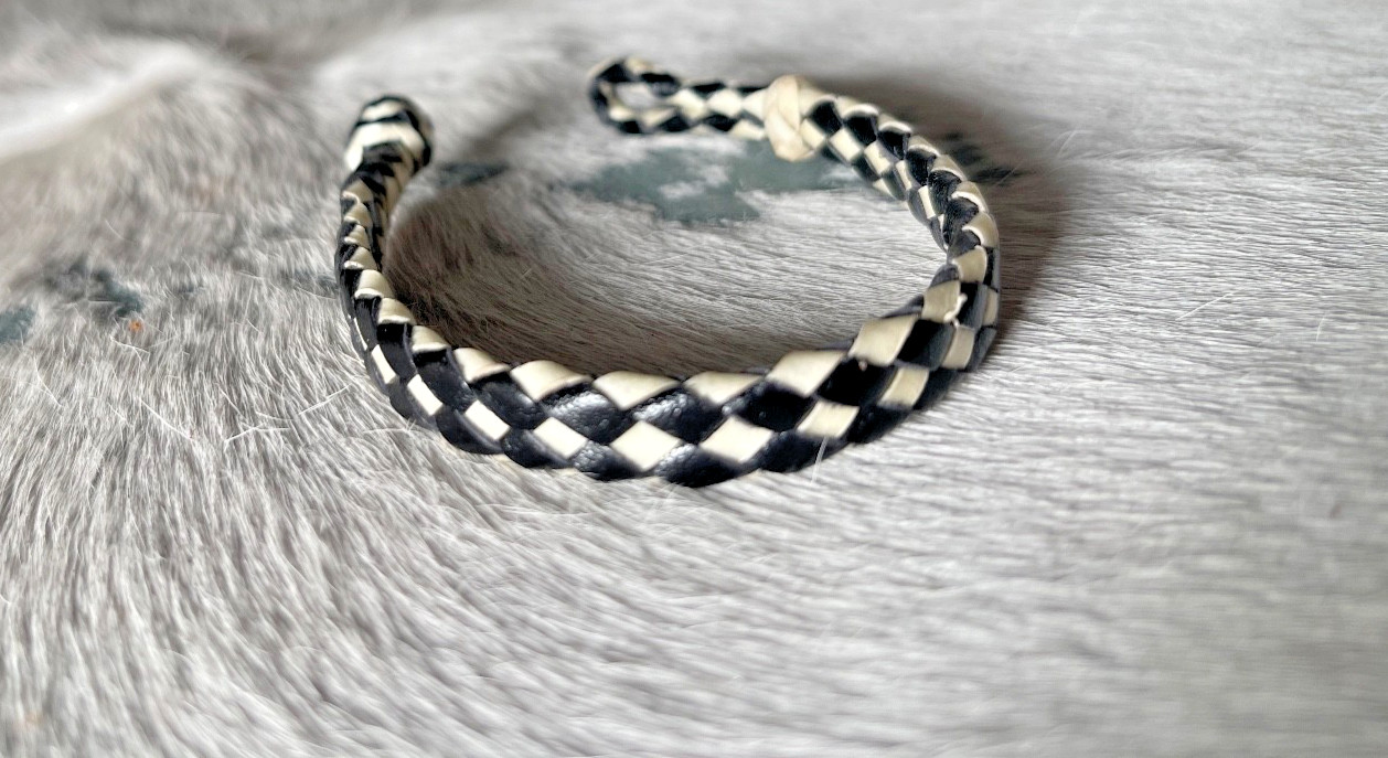 Western Mens Bracelet 7 7/8 x 3/8 in Flat Braid Leather Knot Cowgirl Blk White