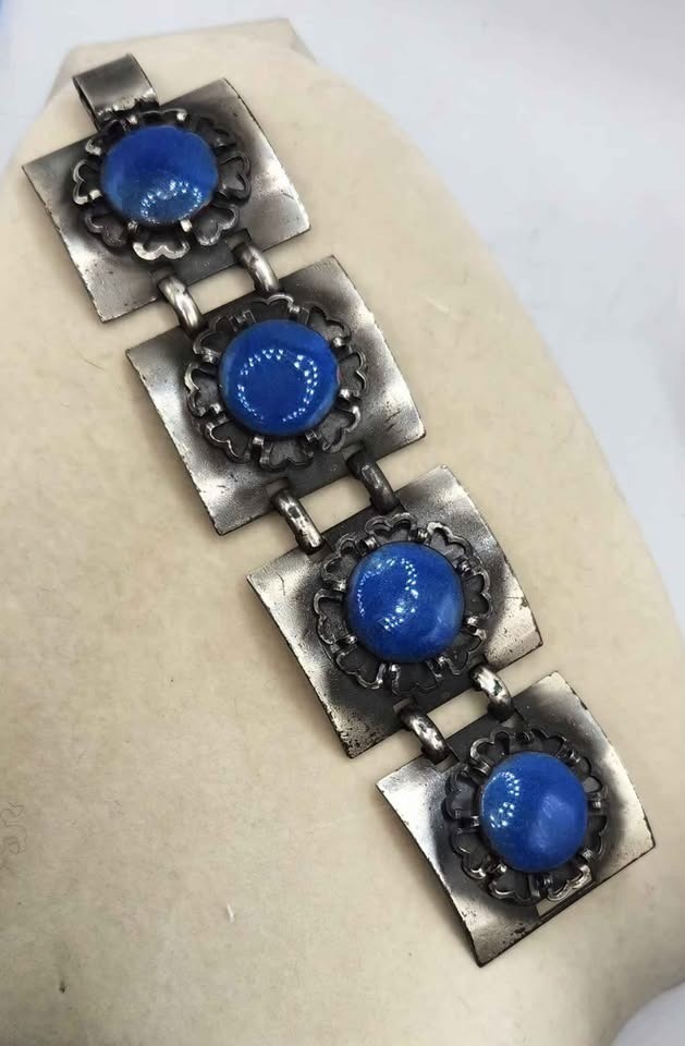 Silver-Tone Bracelet With Blue Cabochon Stones 6.5 Inches
