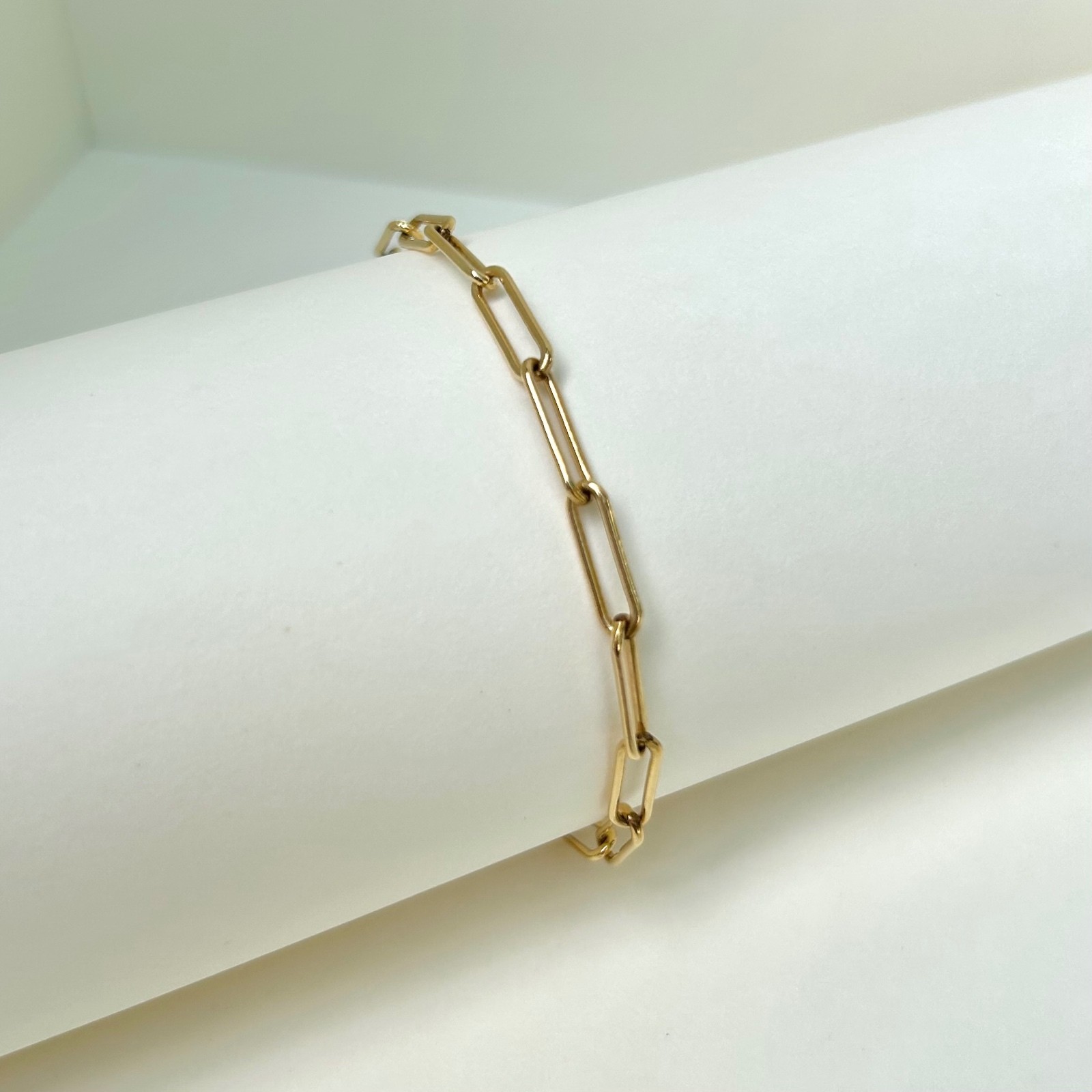 Gold Tone Paper Clip Chain Bracelet Size 8” – Excellent Condition
