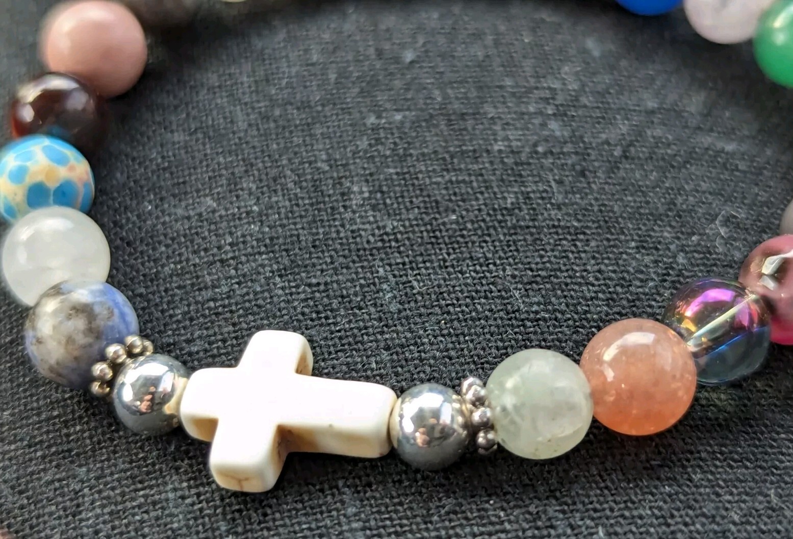 Women’s Stylish Cross Messy Mixed Beaded Stretch Bracelet (17cm) S/M Wrist