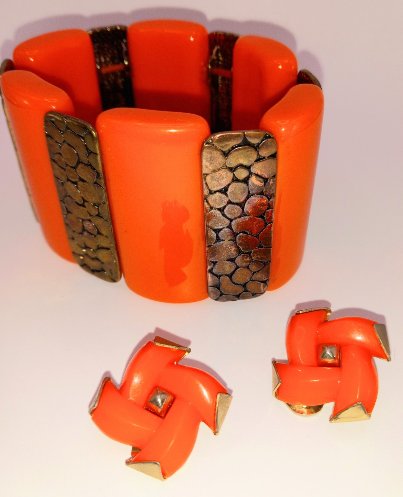 Orange Lovers! Great Orange & Gold Stretch Bracelet & Clip On Earrings. 0223