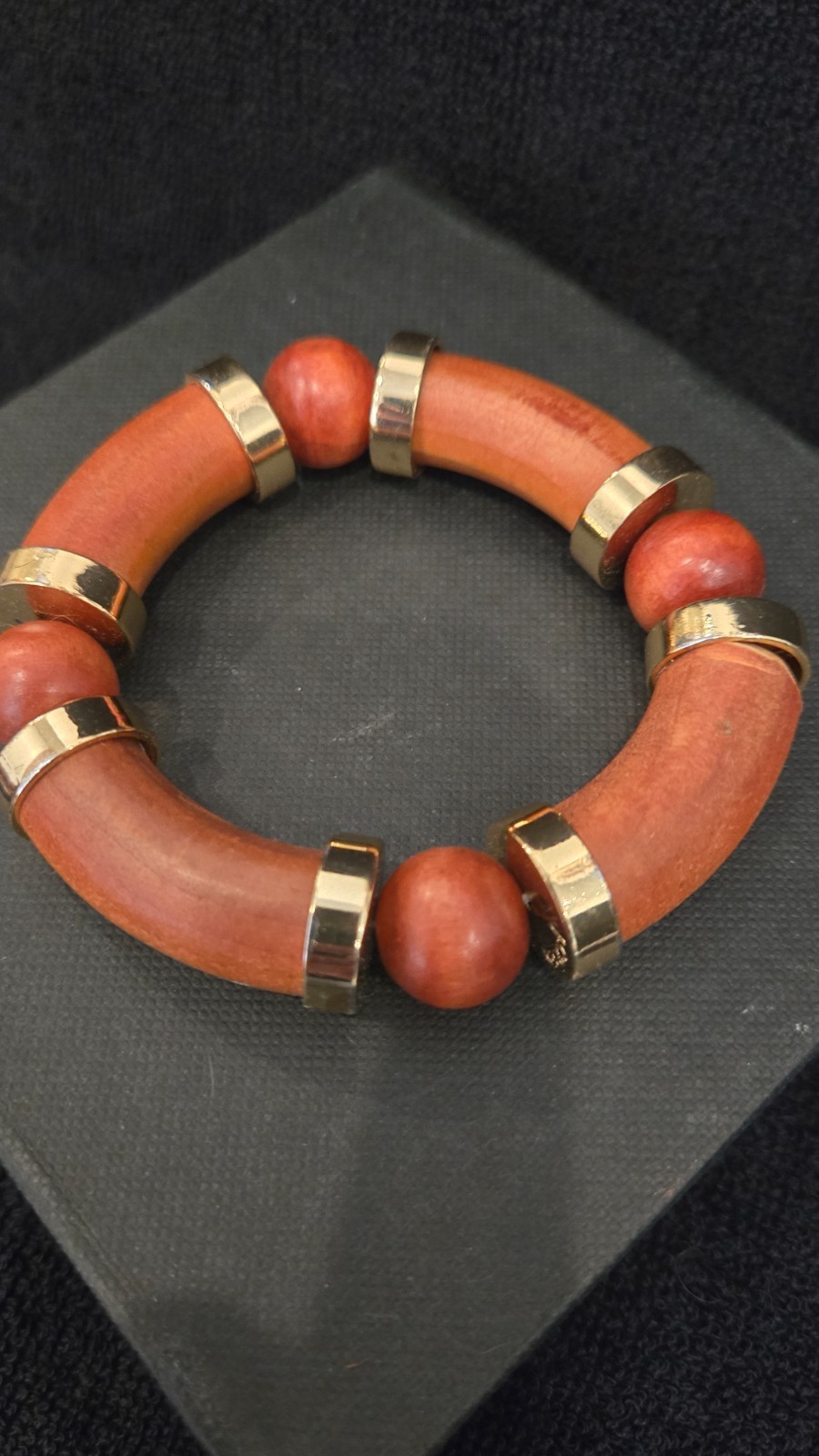 Stretchable bamboo style with gold accent, good condition