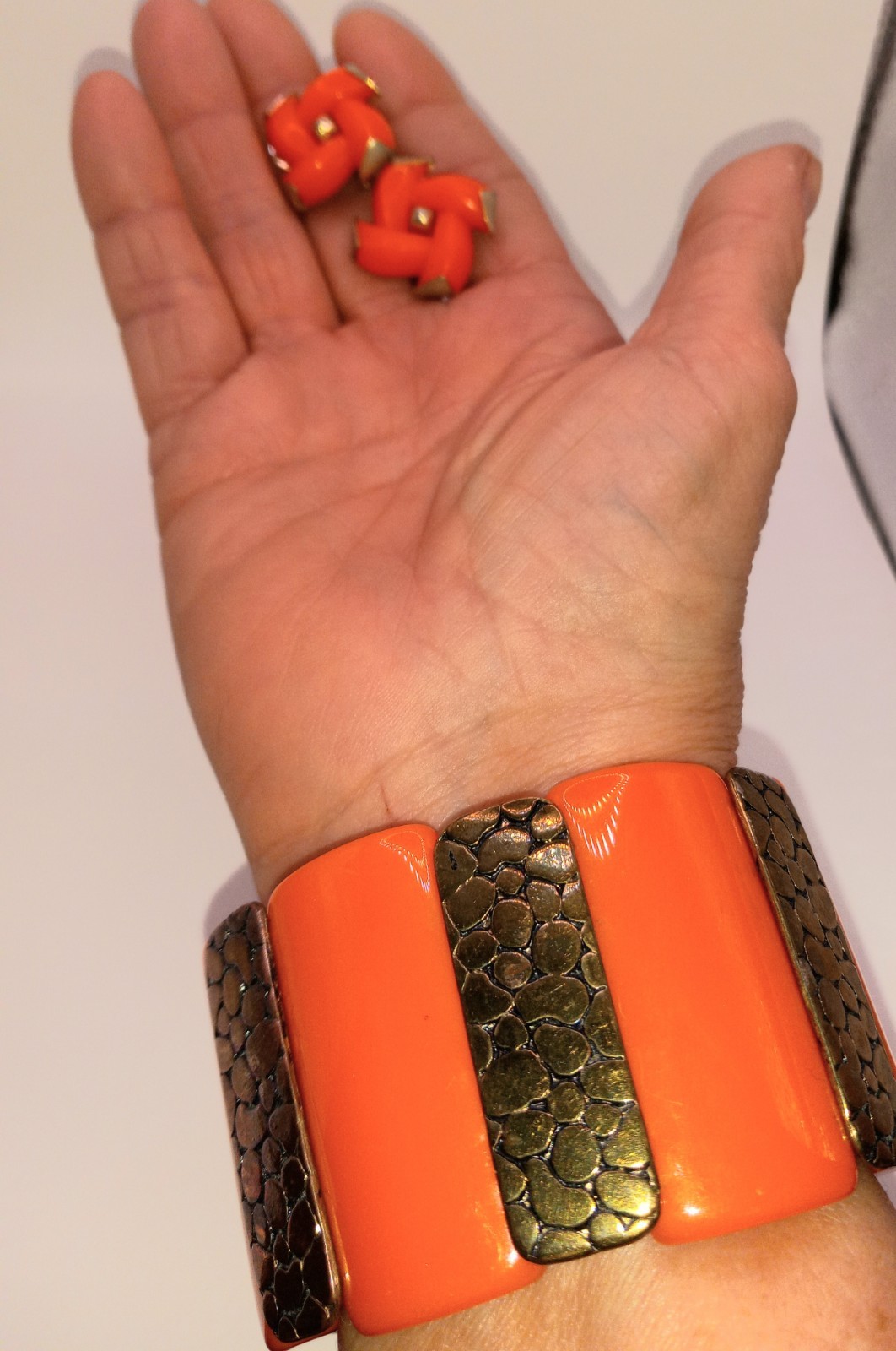 Orange Lovers! Great Orange & Gold Stretch Bracelet & Clip On Earrings. 0223