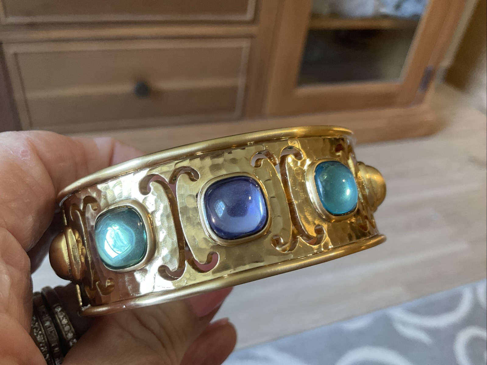 OH SO VIBRANT BRIGHTON NWT VERSAILLES AMALIA BRUSHED GOLD CABOCHON HINGED BANGLE