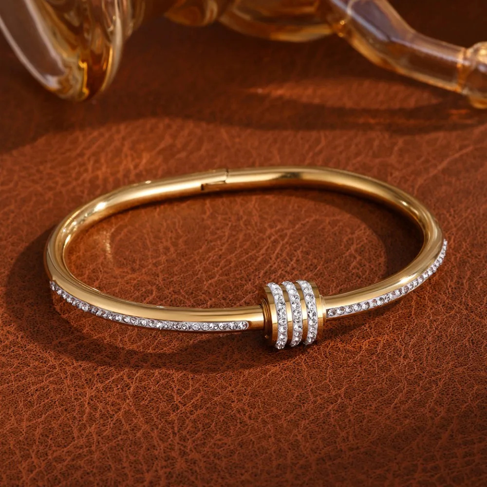 Elegant Female Stainless Steel Bracelet With Zircon Four-Leaf Clover Design.
