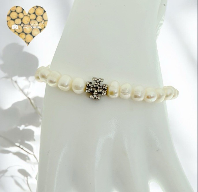Tory Burch KIRA PEARL BRACELET in silver.