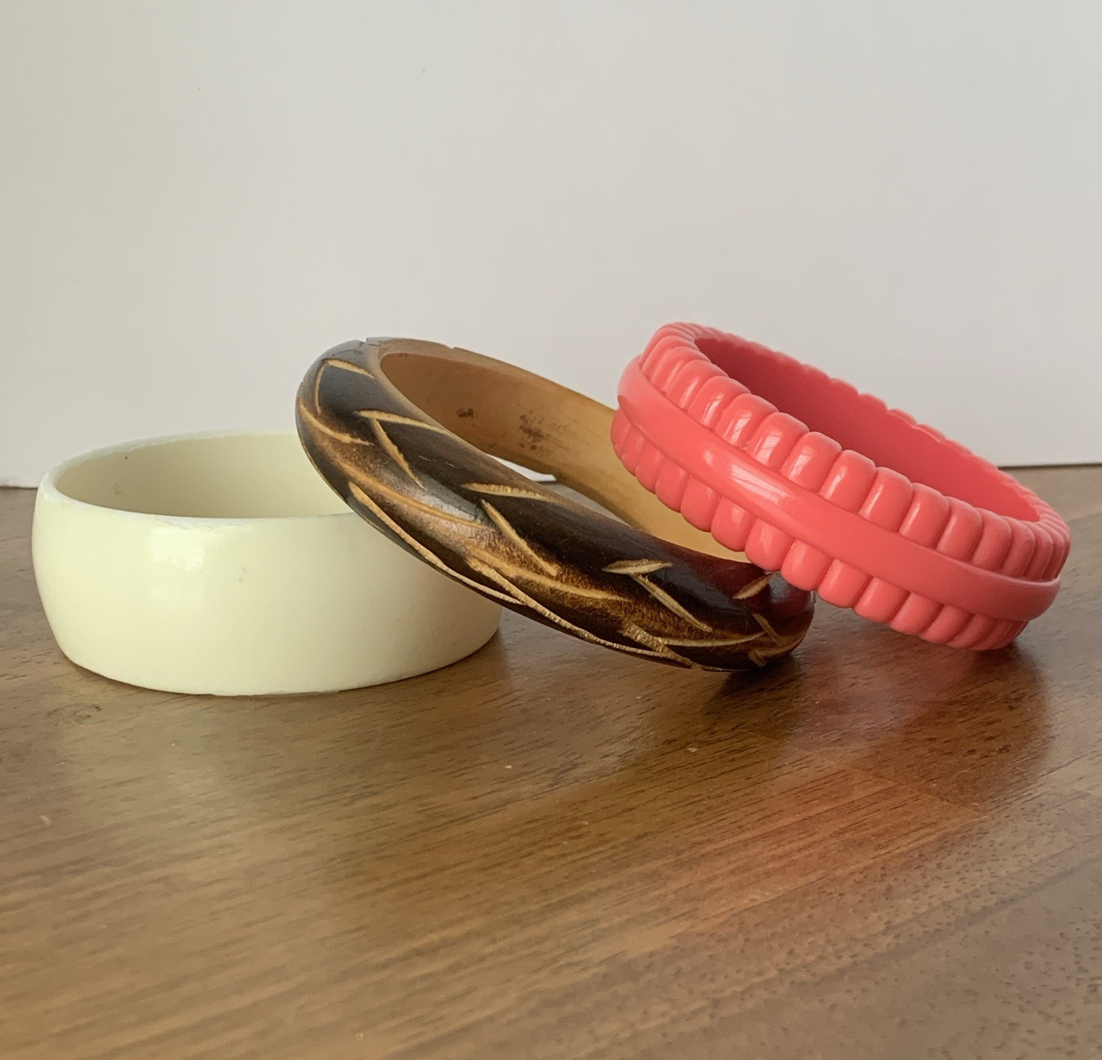 Lot of 3 Plastic Round Bangle Bracelets Multicolor Pink White Brown No Stone