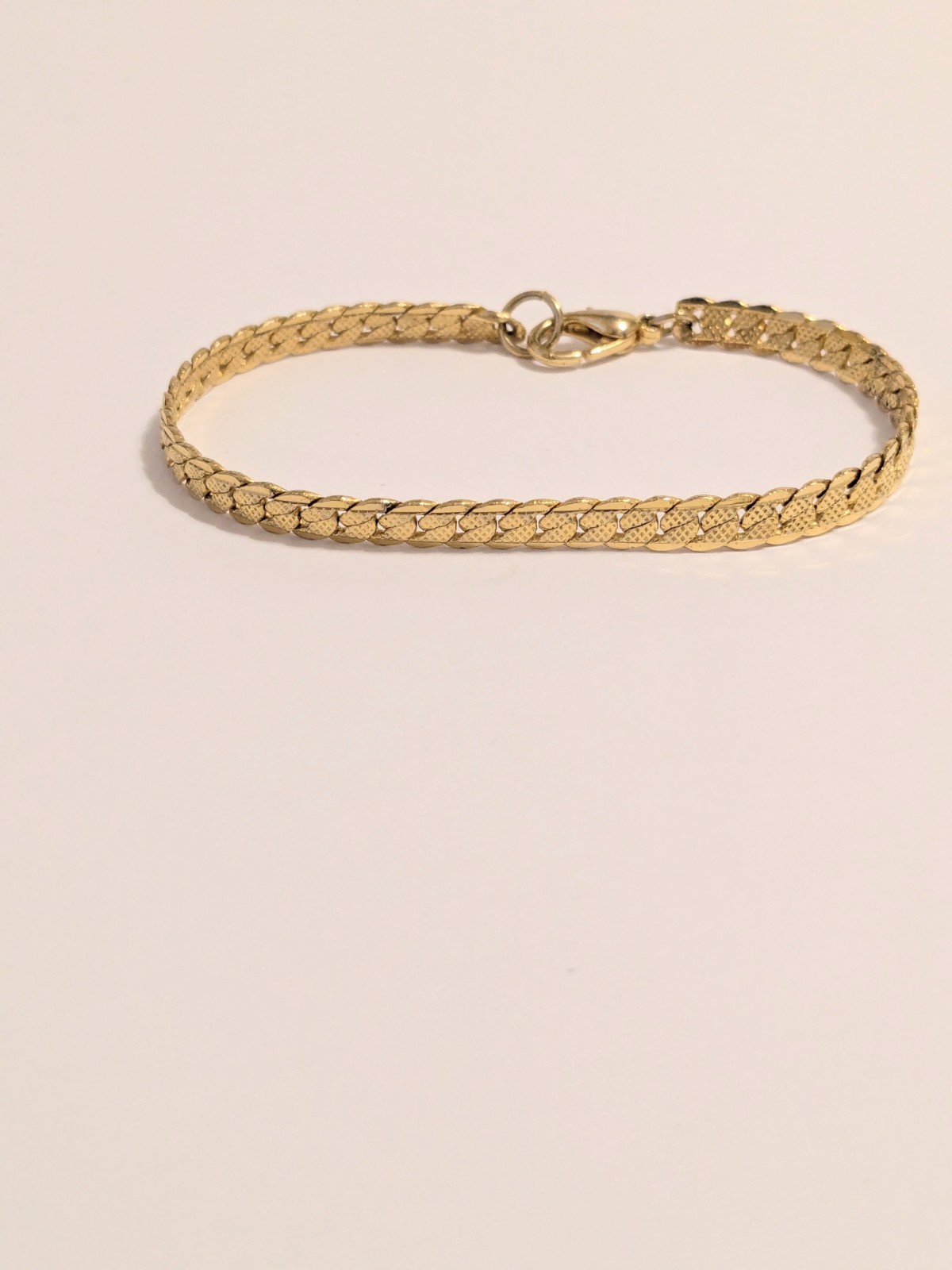 Gold Tone Curb Link Chain Textured Bracelet 7.25″. Lobster Clasp. Classic.