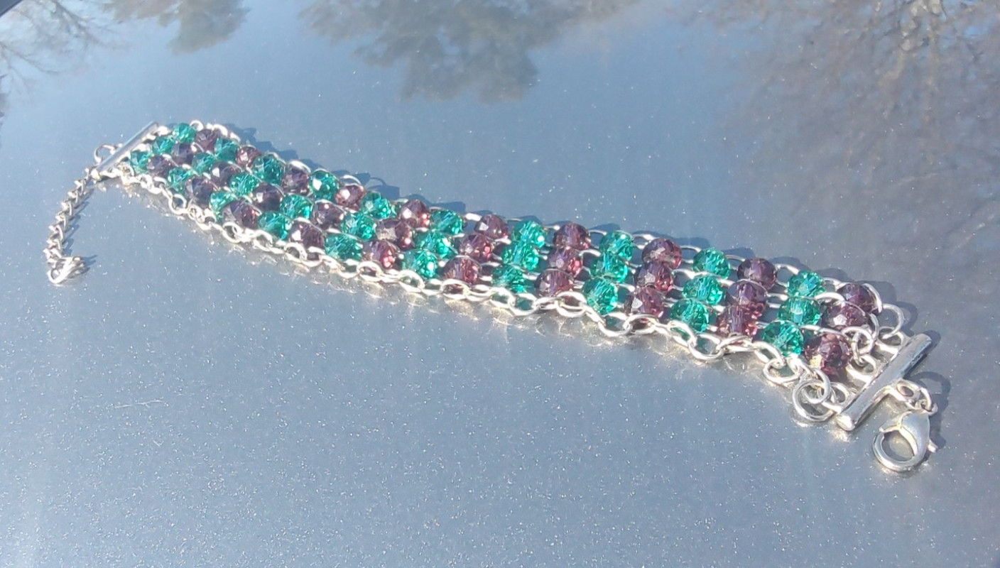 Beaded Bracelet with Adjustable Clasp. 7 inches. Green & Purple (unknown mfg)