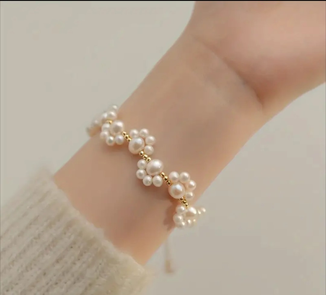 1pc Elegant White Faux Pearls Beads Beaded Hand Bracelet. Zinc Alloy .