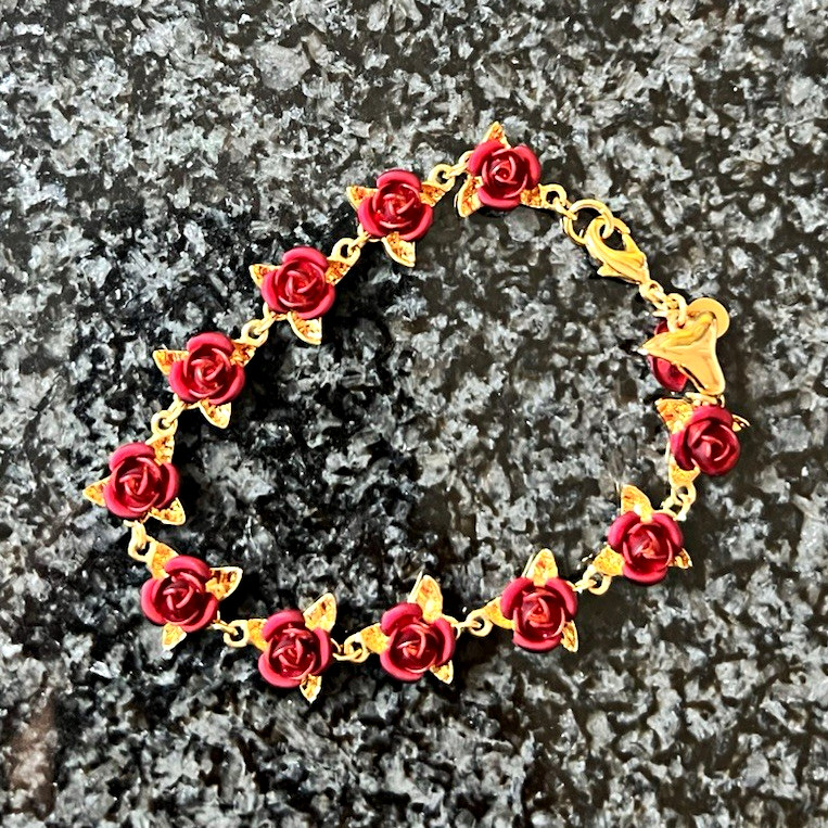 Vintage The Danbury Mint A Dozen Red Enamel Roses GP Bracelet 7″