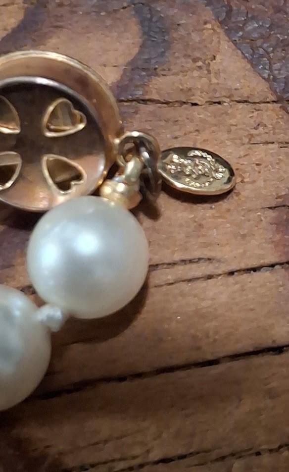 Premier Designs faux pearl bracelet 7.5″ gold tone pearl topped push lock