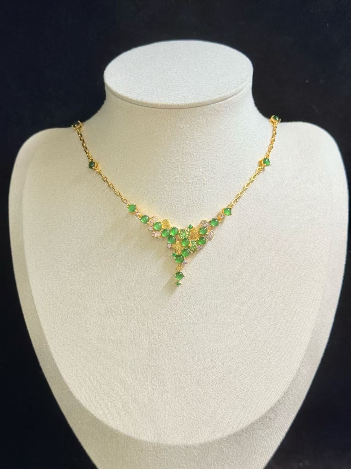 Beautiful Natural green jadeite pendant