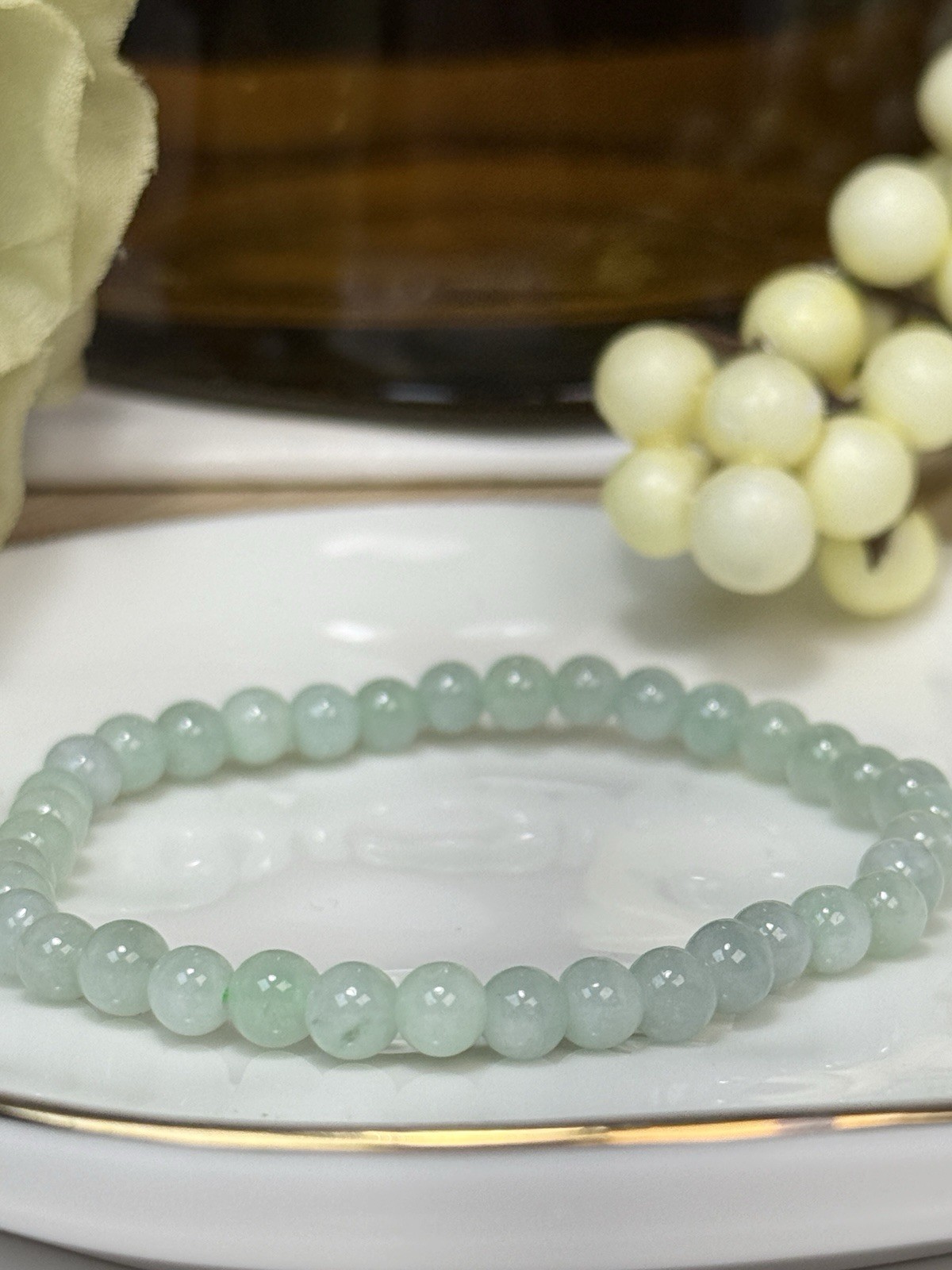 Jadeite Apple Green 6 1/2IN Twist Closure Bead Bracelet 5MM