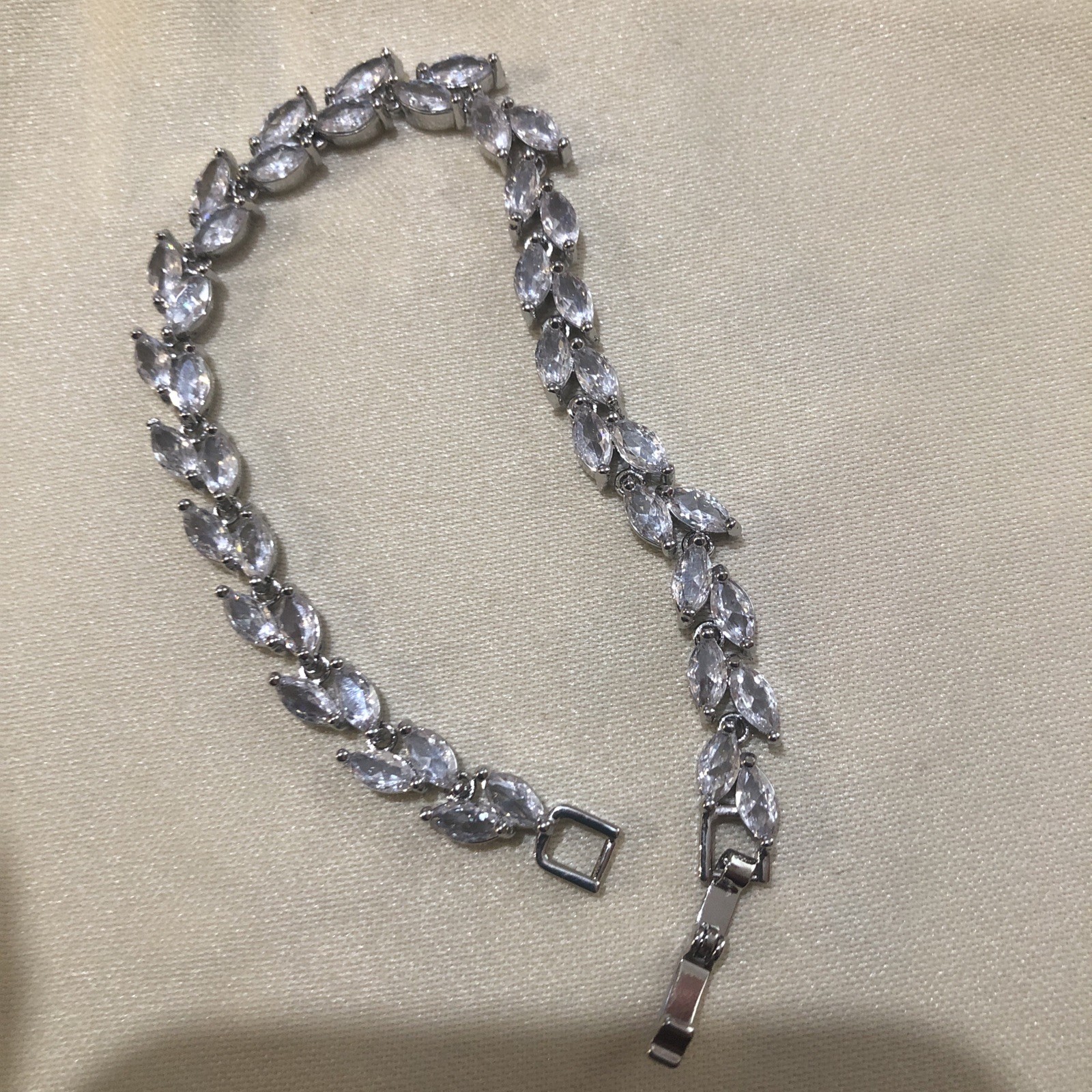 Silver Tone Bracelet With White Crystals Unarmed L :17 Cm
