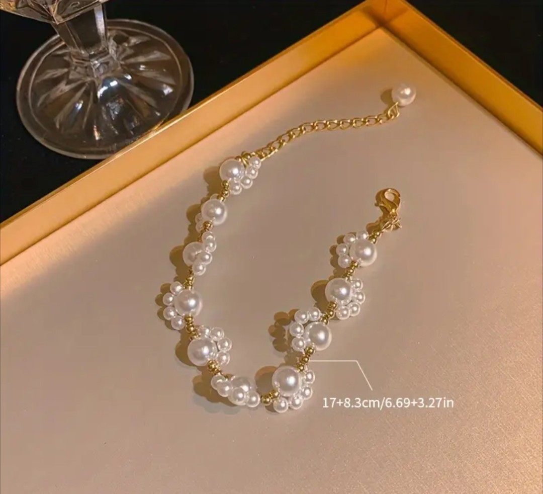 1pc Elegant White Faux Pearls Beads Beaded Hand Bracelet. Zinc Alloy .