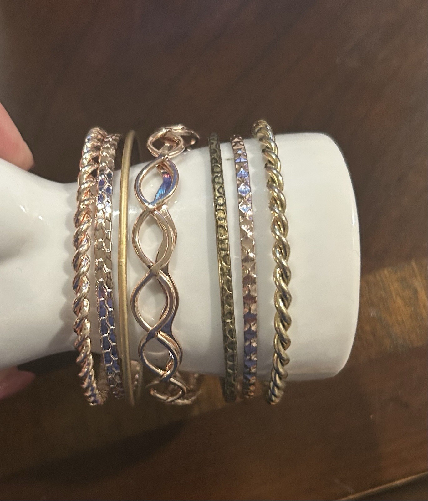 Mixed Gold Tone Metal Bangle Bracelets Set of 7 Pieces Fits 6′-6.5″ Wrist