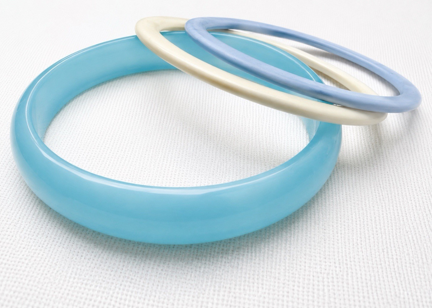 Vintage Lucite Acrylic Bangle Bracelet Set 3 Pastel Blue Ivory Chunky Stack
