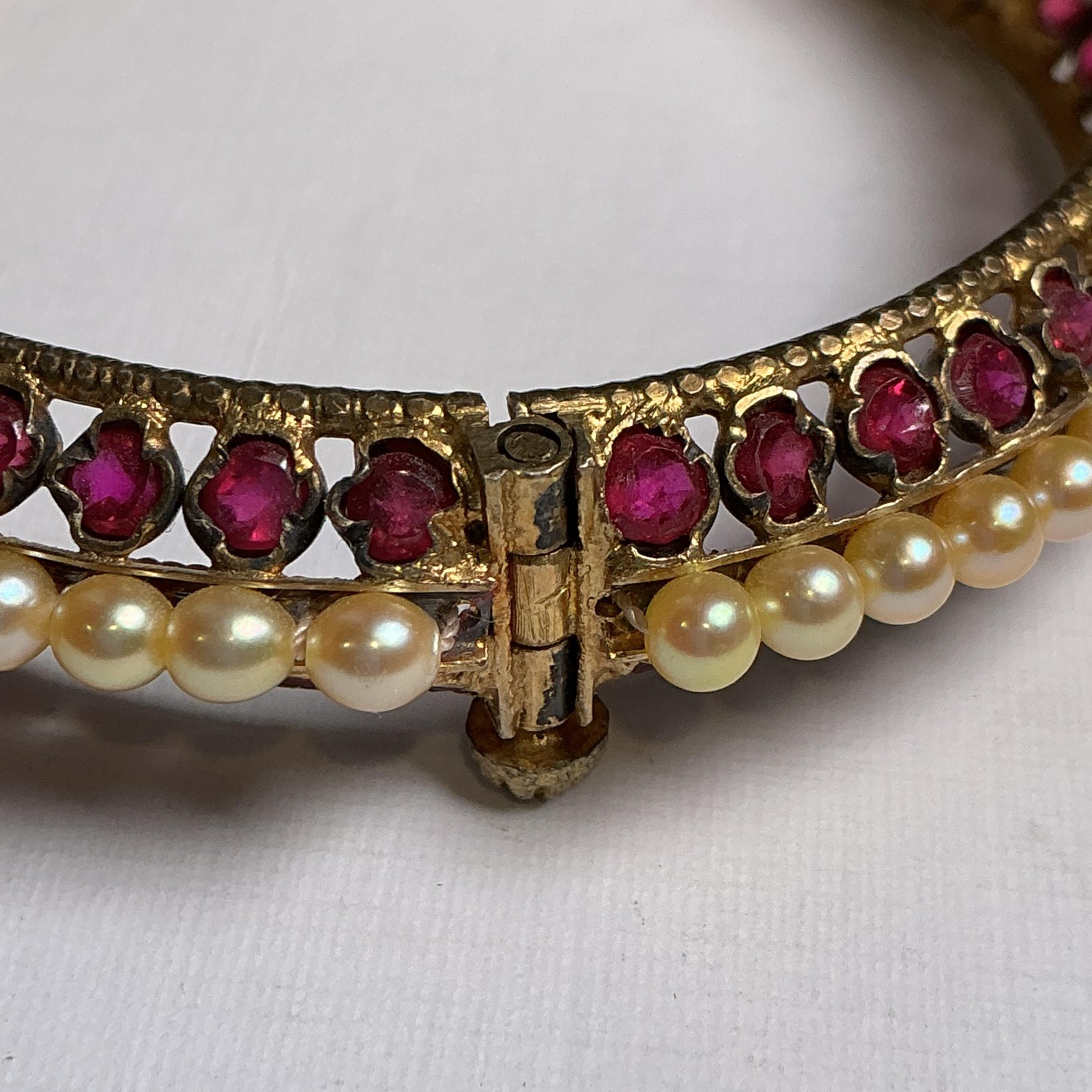 Gold Tone Red Glass Pearl Bangle Bracelet Womens 8 In Push Lock Costume Jewelry