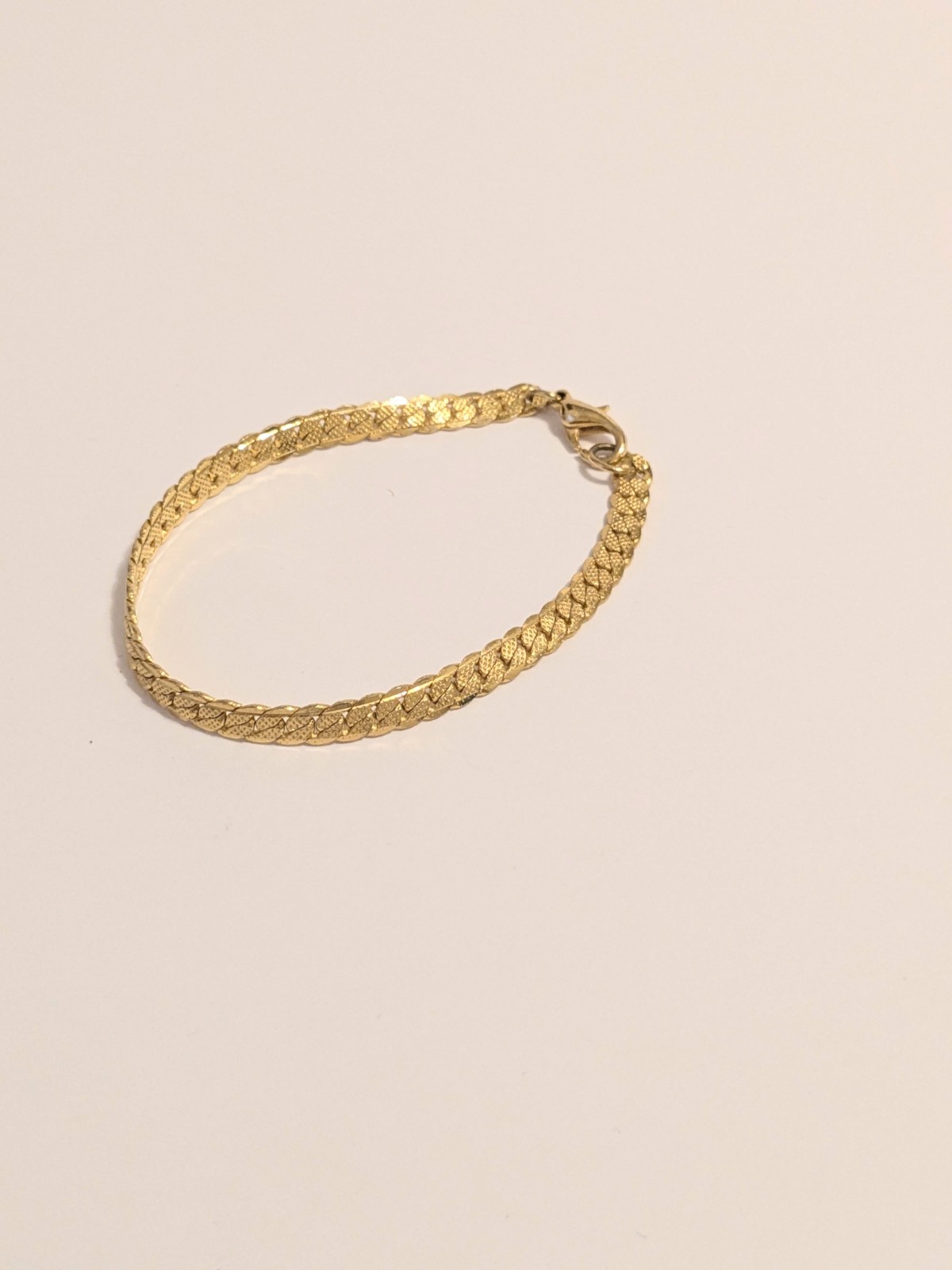 Gold Tone Curb Link Chain Textured Bracelet 7.25″. Lobster Clasp. Classic.