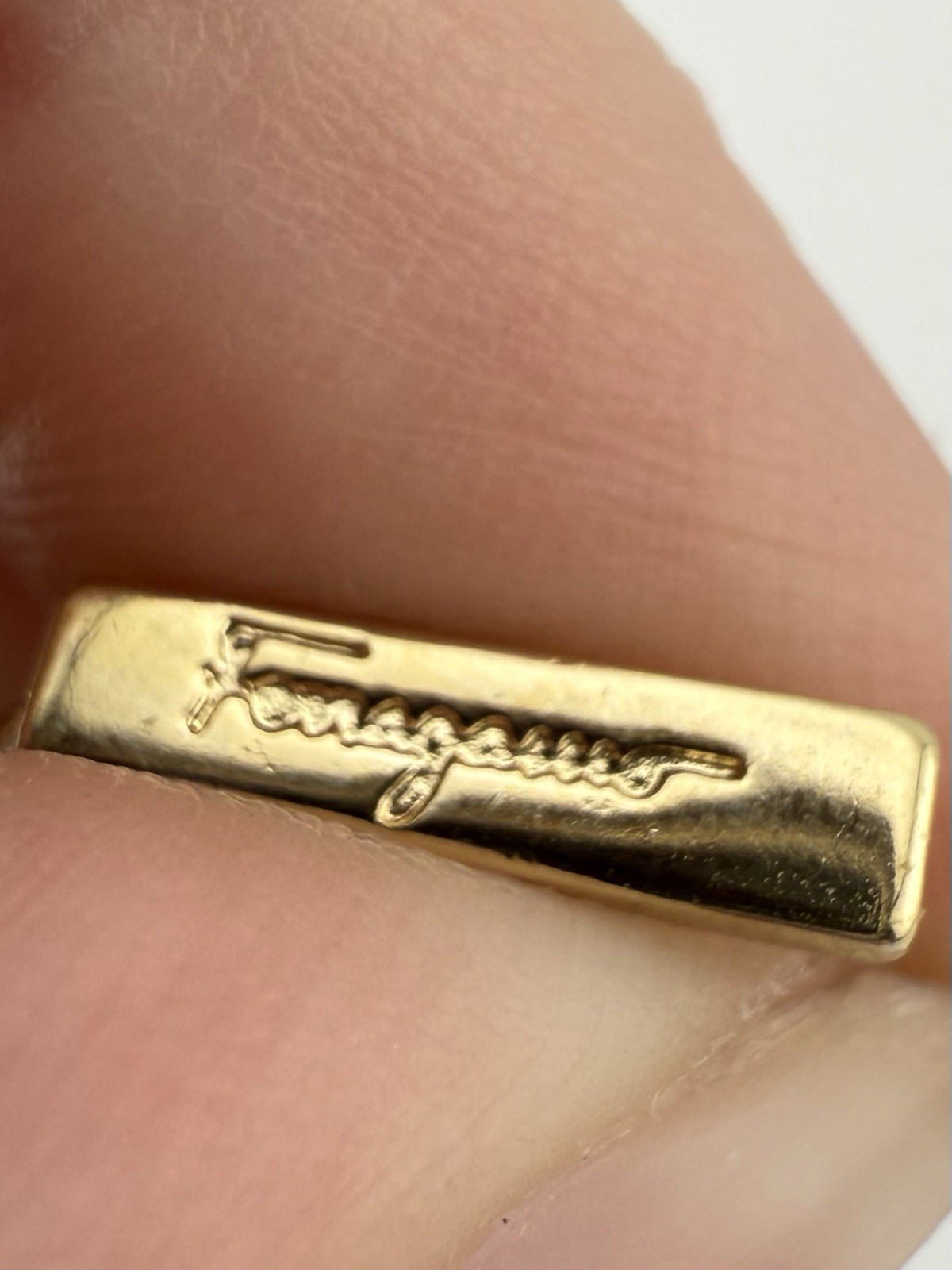 SALVATORE FERRAGAMO GOLDTONE ENAMEL GANCINI GREEN LEATHER 6 3/4” BRACELET K869B