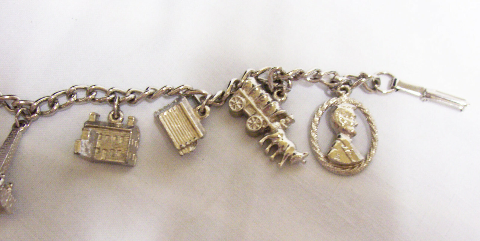 BRACELET Presidential Charm Silver tone Vintage Bracelet 6 Unique Charms (A1)