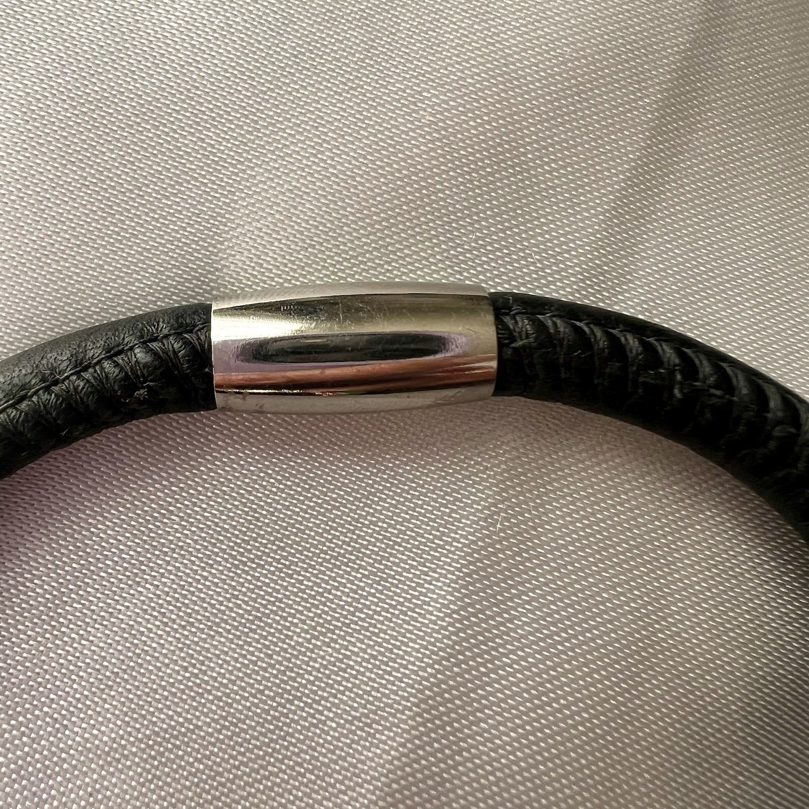 NWT Brighton Black Woodstock Leather Bracelet & Holly Flower Christmas Bead Set