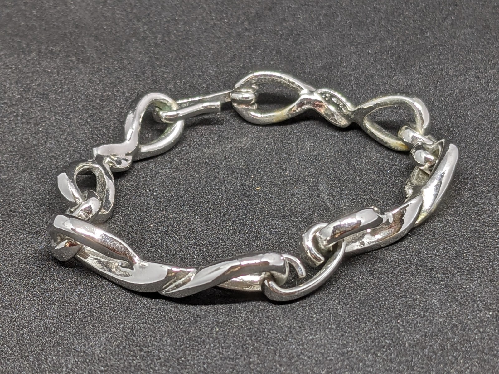 Avon Bracelet Silver Tone Figure-Eight Links 8” Long