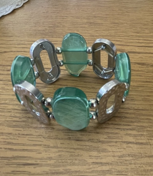 Vtg Green Acrylic w/ Silver Tone Stretch Bracelet Fashion Jewelry